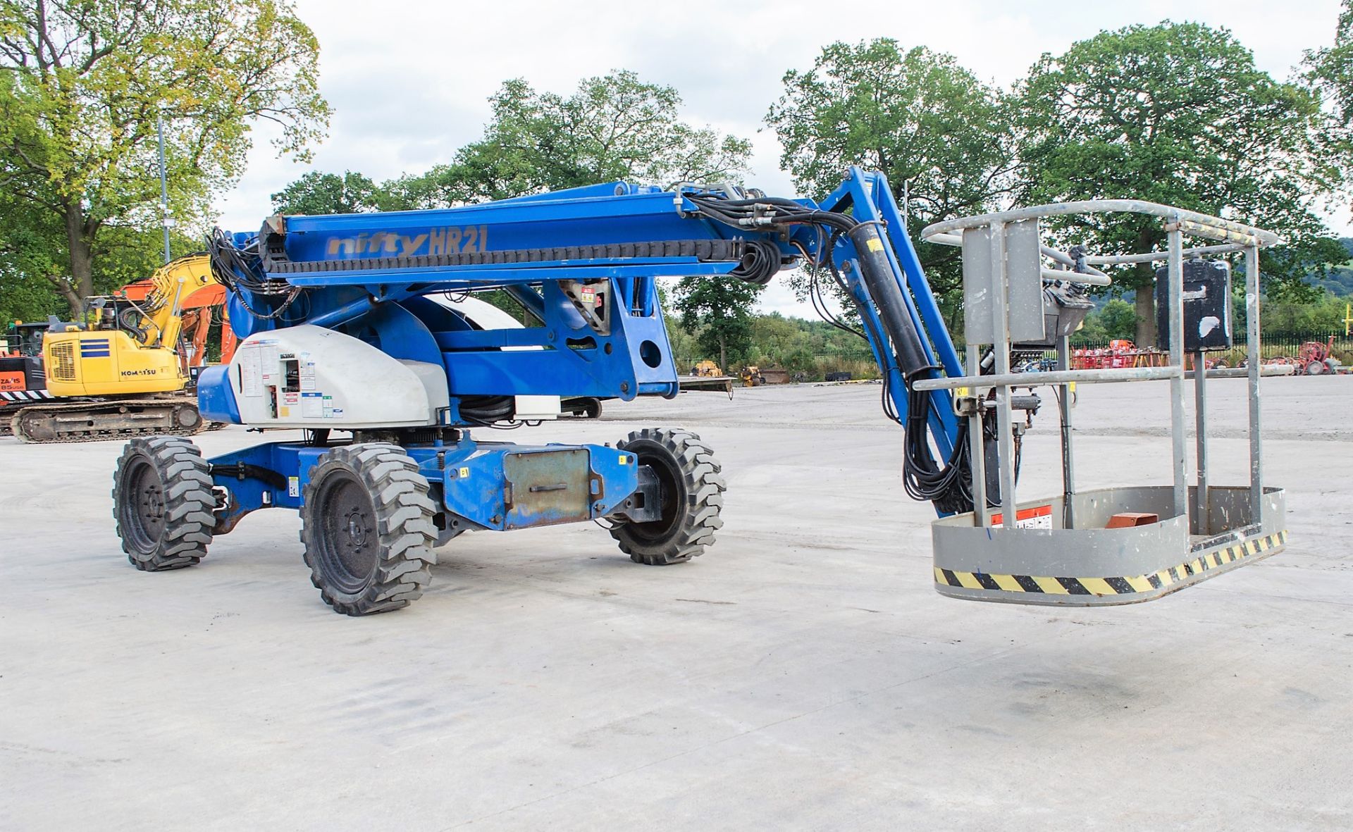 Nifty HR21D 4x4 diesel driven articulated boom access platform Year: 2007 S/N: 2116142 Recorded - Image 2 of 17