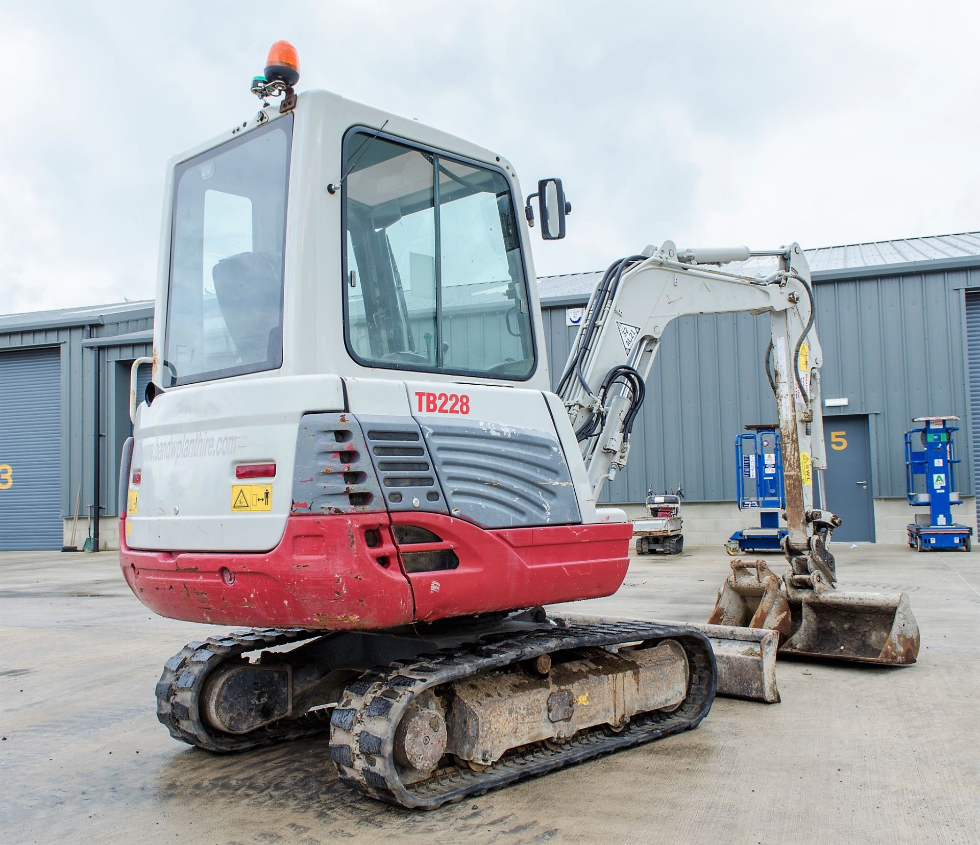 Takeuchi TB228 2.8 tonne rubber tracked mini excavator Year: 2015 S/N: 122804197 Recorded Hours: - Image 4 of 19