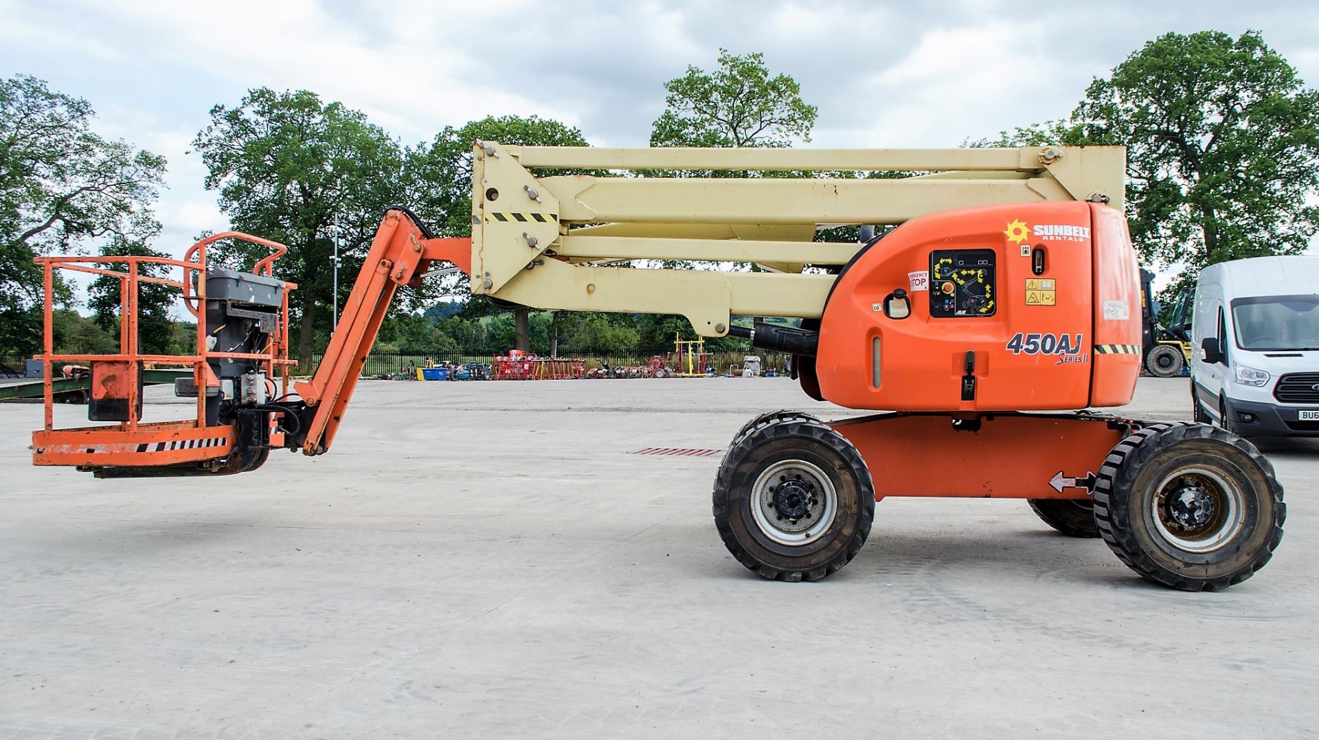 JLG 450AJ Series II 4x4 diesel driven articulated boom access platform Year: 2012 S/N: E300000788 - Image 7 of 16