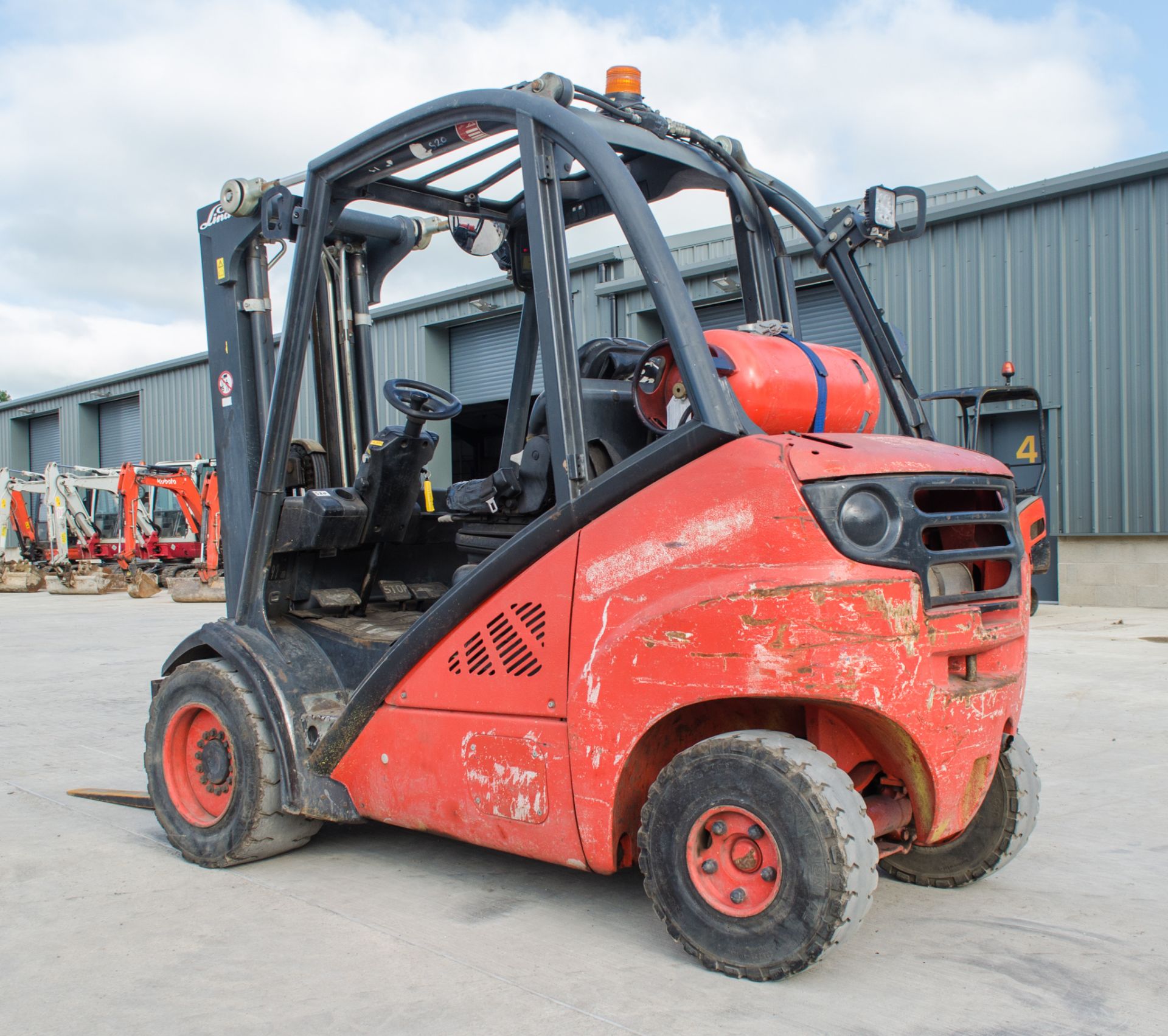 Linde H25T 2.5 tonne gas powered fork lift truck Year: 2008 S/N: H2X393WO6494 Recorded Hours: 4970 - Image 4 of 14