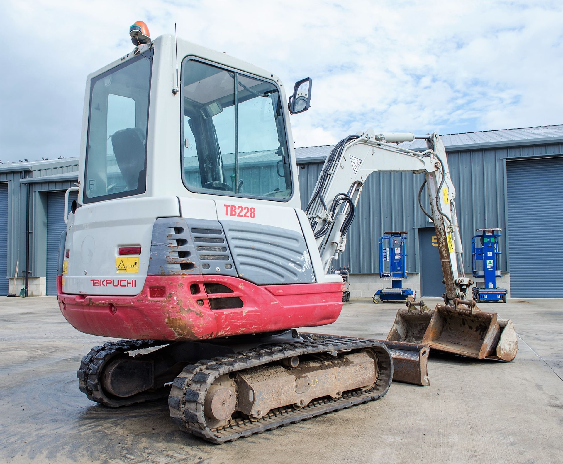 Takeuchi TB228 2.8 tonne rubber tracked mini excavator Year: 2015 S/N: 122804283 Recorded Hours: - Image 4 of 19