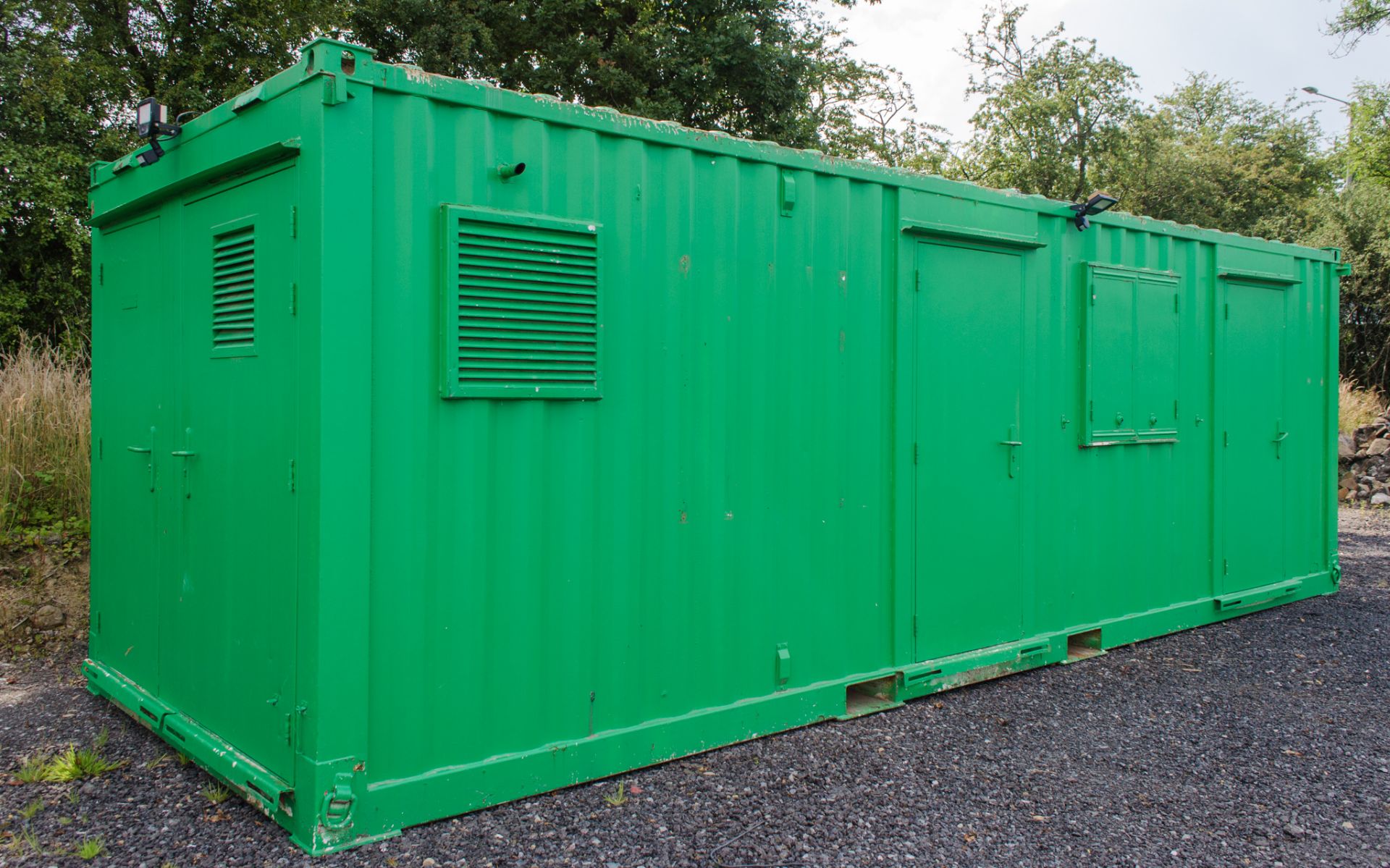 25 ft x 9 ft steel anti vandal welfare site unit Comprising of: Office, Canteen, changing/drying - Image 2 of 11