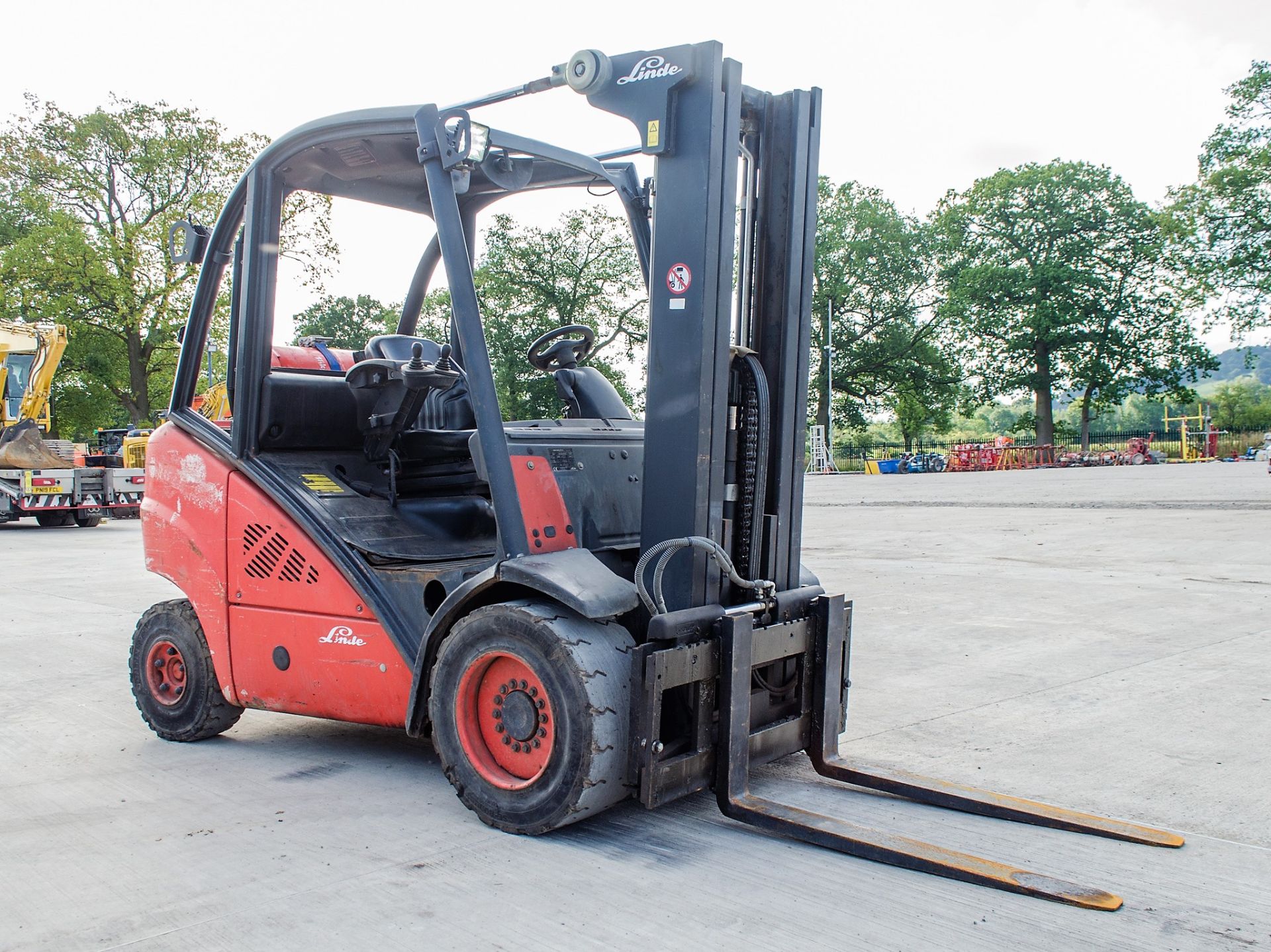 Linde H25T 2.5 tonne gas powered fork lift truck Year: 2008 S/N: H2X393WO6494 Recorded Hours: 4970 - Image 2 of 14
