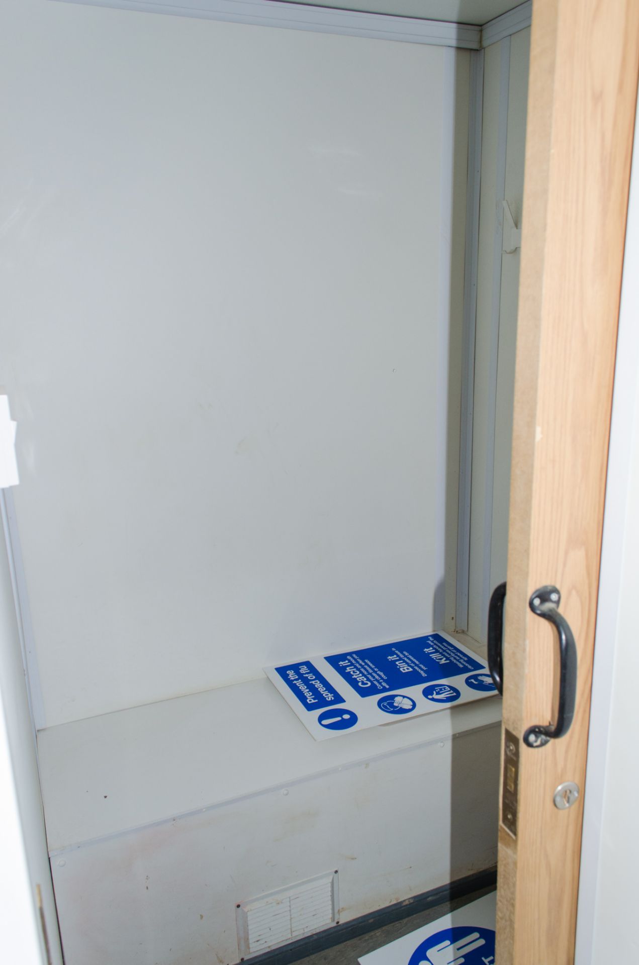 25 ft x 9 ft steel anti vandal welfare site unit Comprising of: Office, Canteen, changing/drying - Image 9 of 11