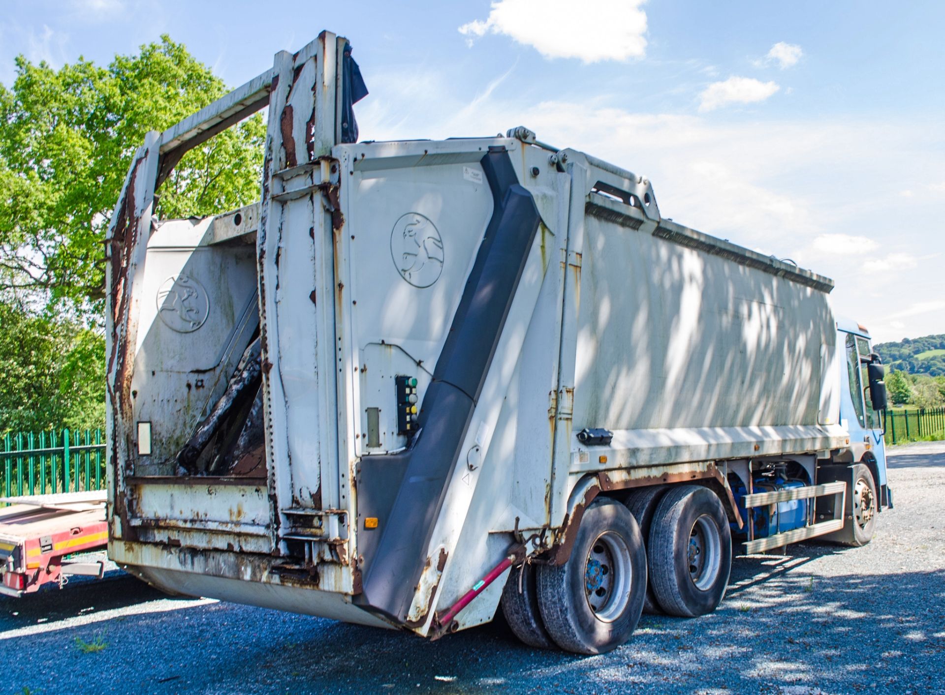 Dennis Eagle Elite 6 wheel refuse lorry Registration Number: J19 MVK Date of Registration: 23/01/ - Image 3 of 14