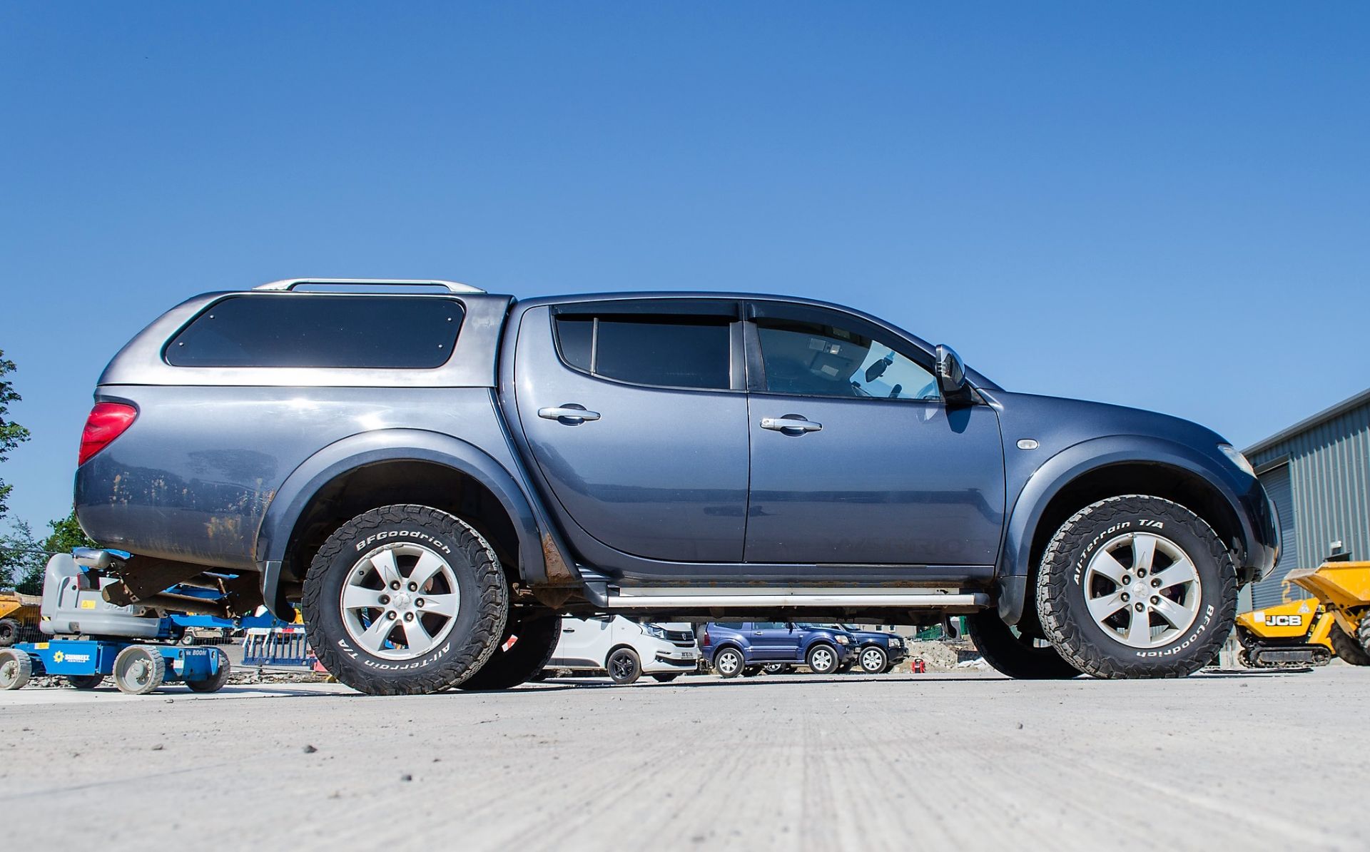 Mitsubishi L200 Warrior DI-D 2477cc diesel 4 door pick up Registration number: YY59 HYW Date of - Image 7 of 27