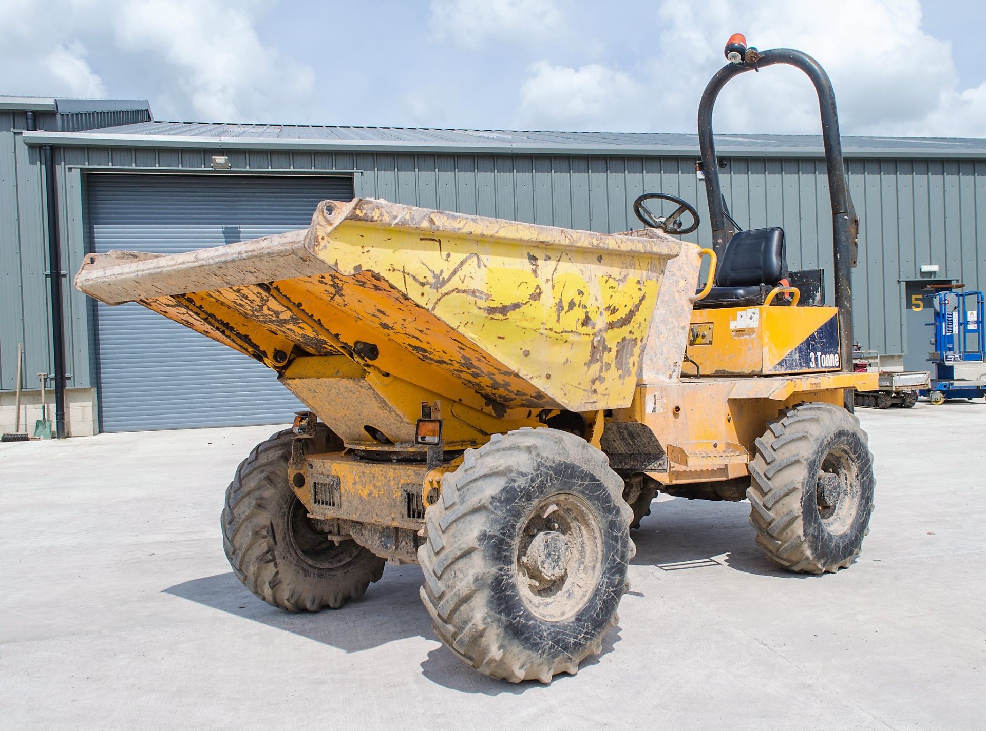 Thwaites 3 tonne swivel skip dumper Year: 2008 S/N: 18E087 Recorded Hours: 2154 1567