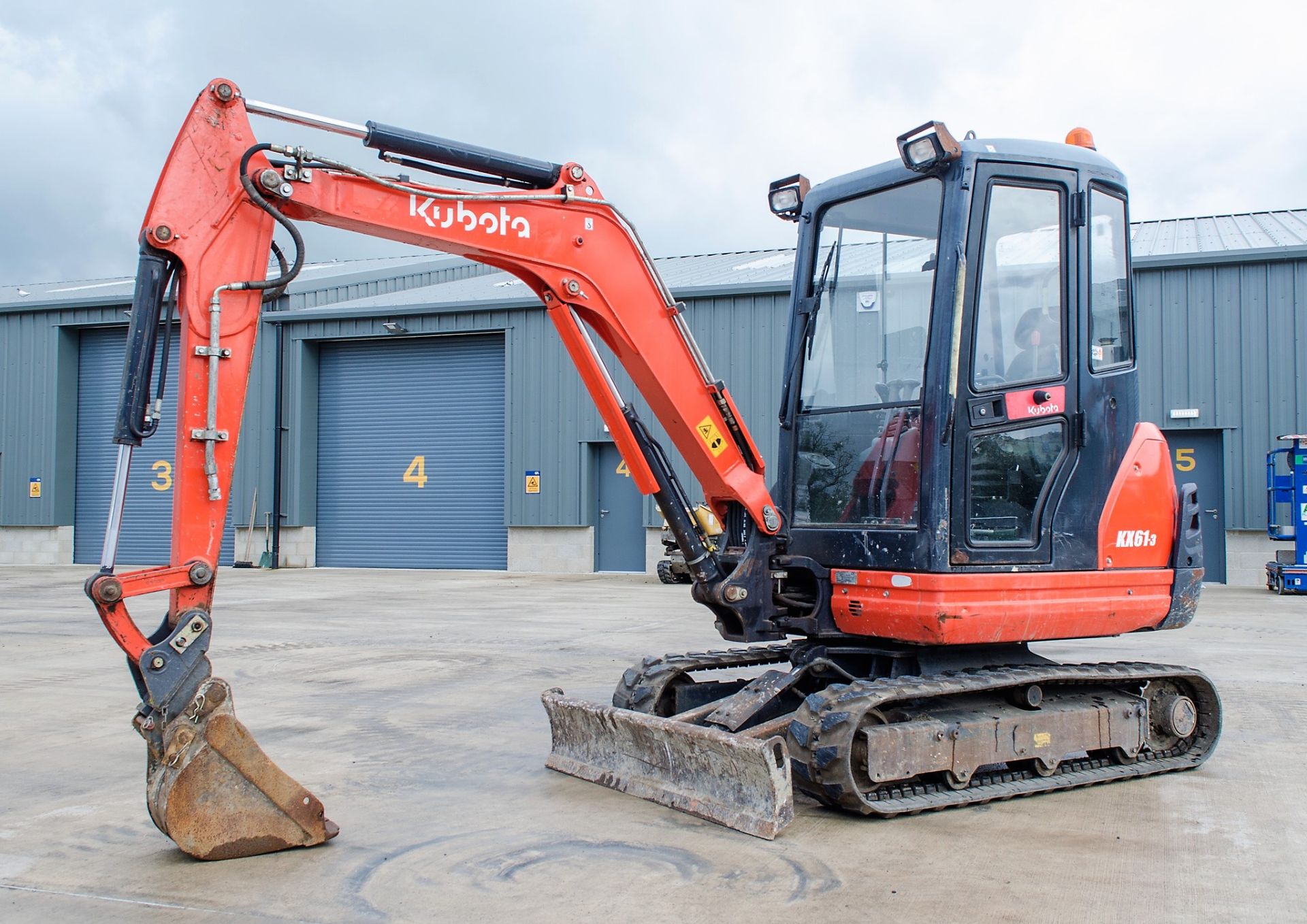 Kubota KX61-3 2.6 tonne rubber tracked excavator Year: 2015 S/N: 82259 Recorded Hours: 2075 blade,
