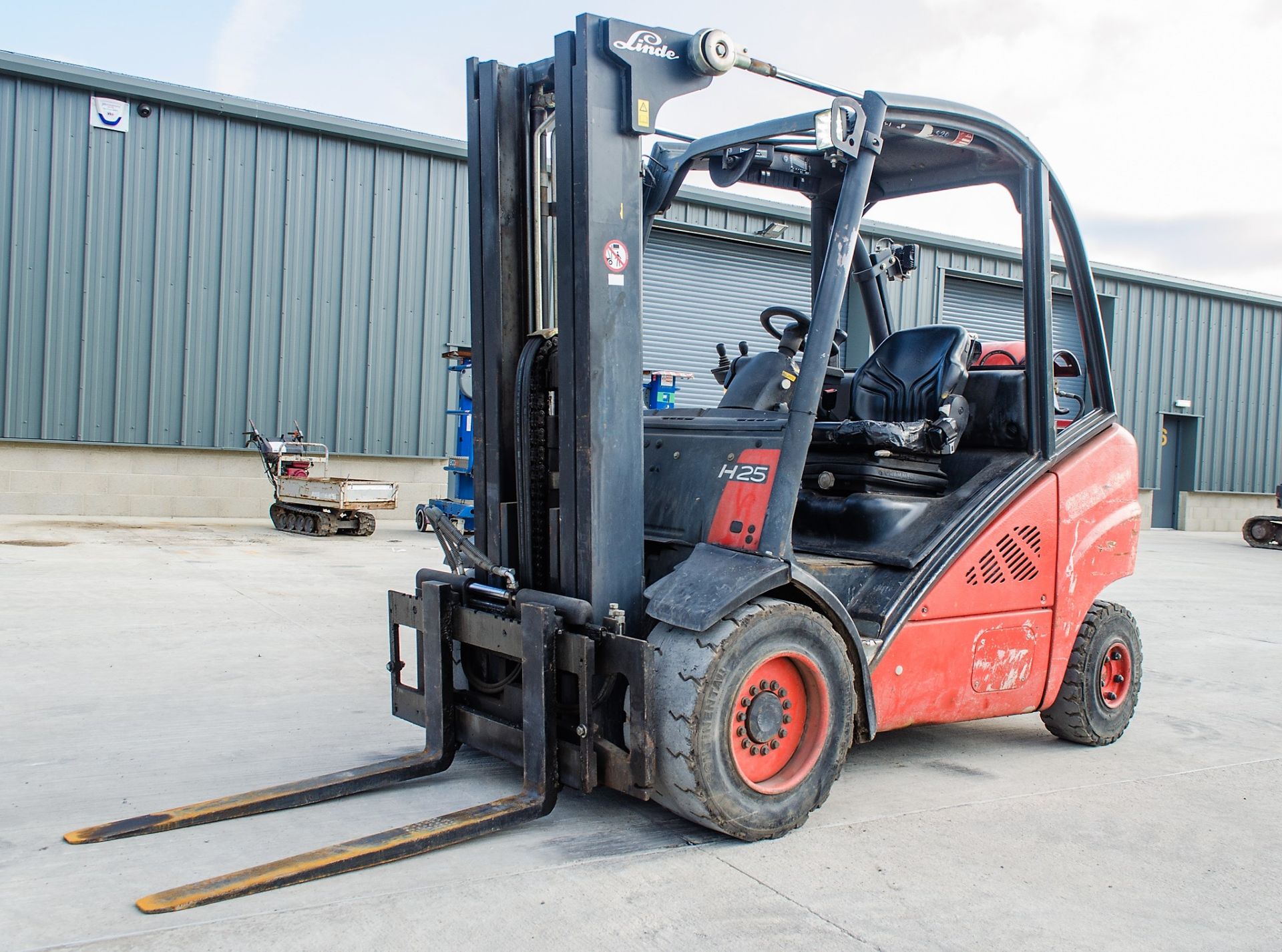 Linde H25T 2.5 tonne gas powered fork lift truck Year: 2008 S/N: H2X393WO6494 Recorded Hours: 4970