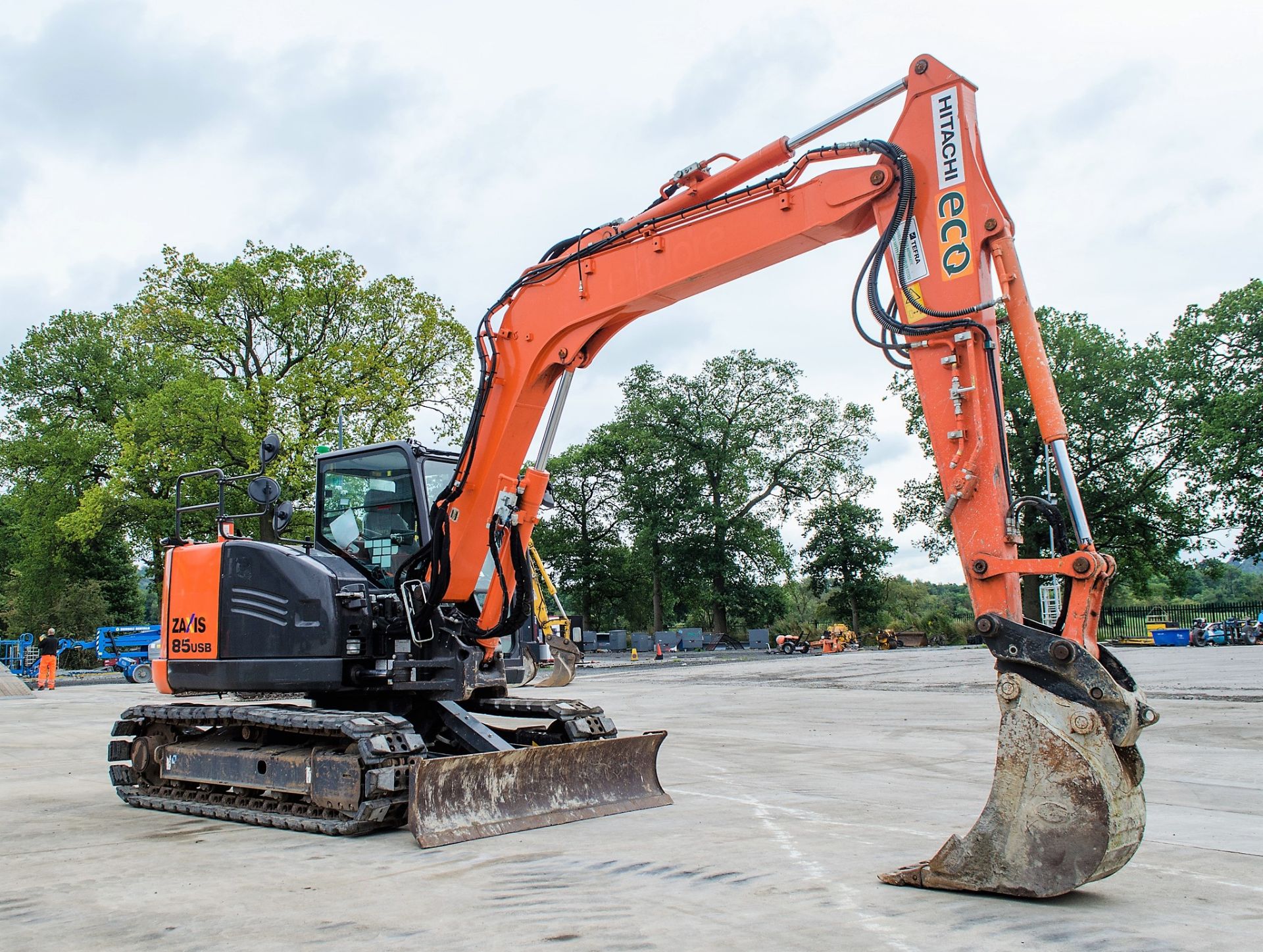 Hitachi Zaxis 85 USB-5 reduced tail swing 8.5 tonne rubber padd tracked excavator - Image 2 of 31