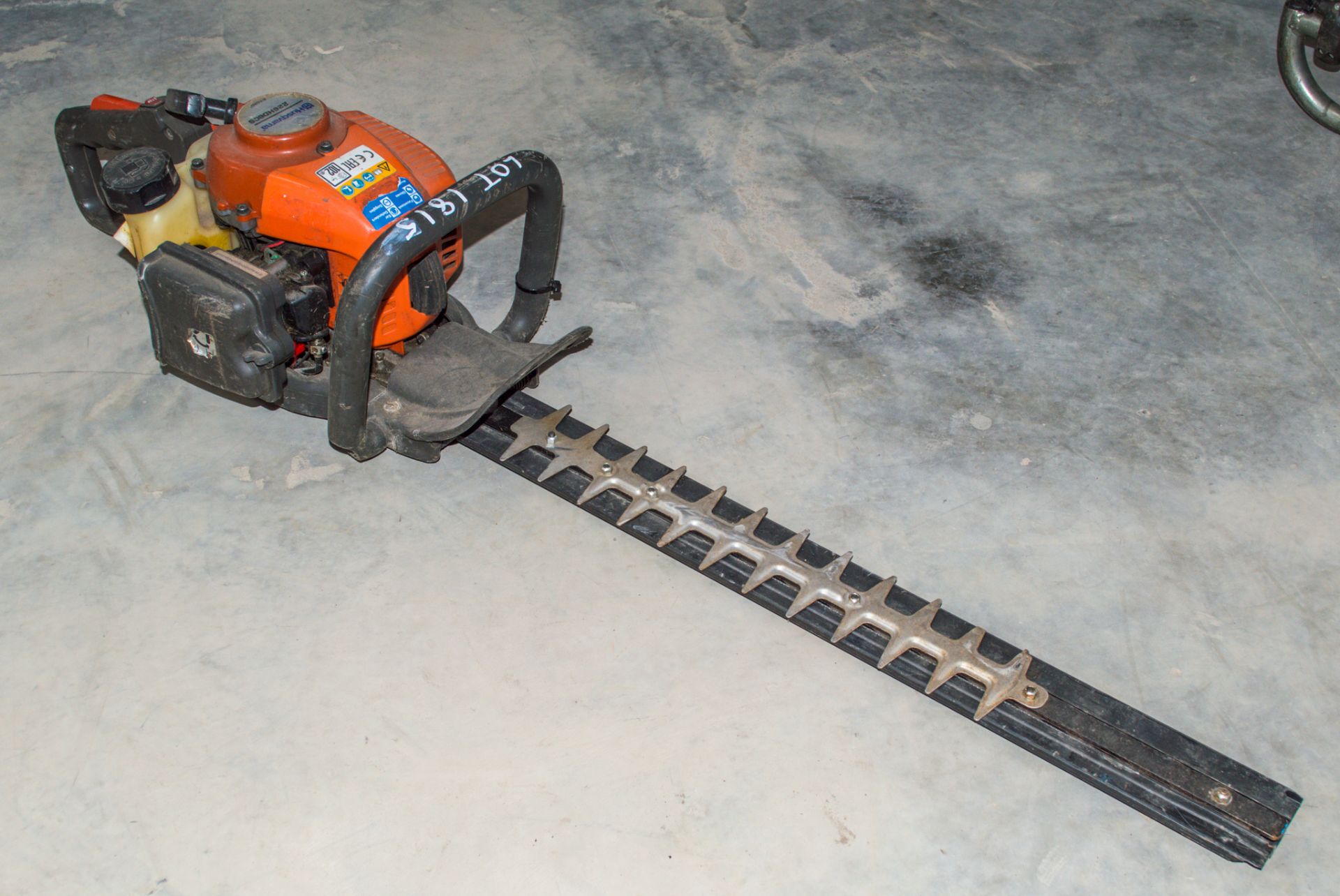 Husqvarna 226HD60S petrol driven hedge trimmer 15040684