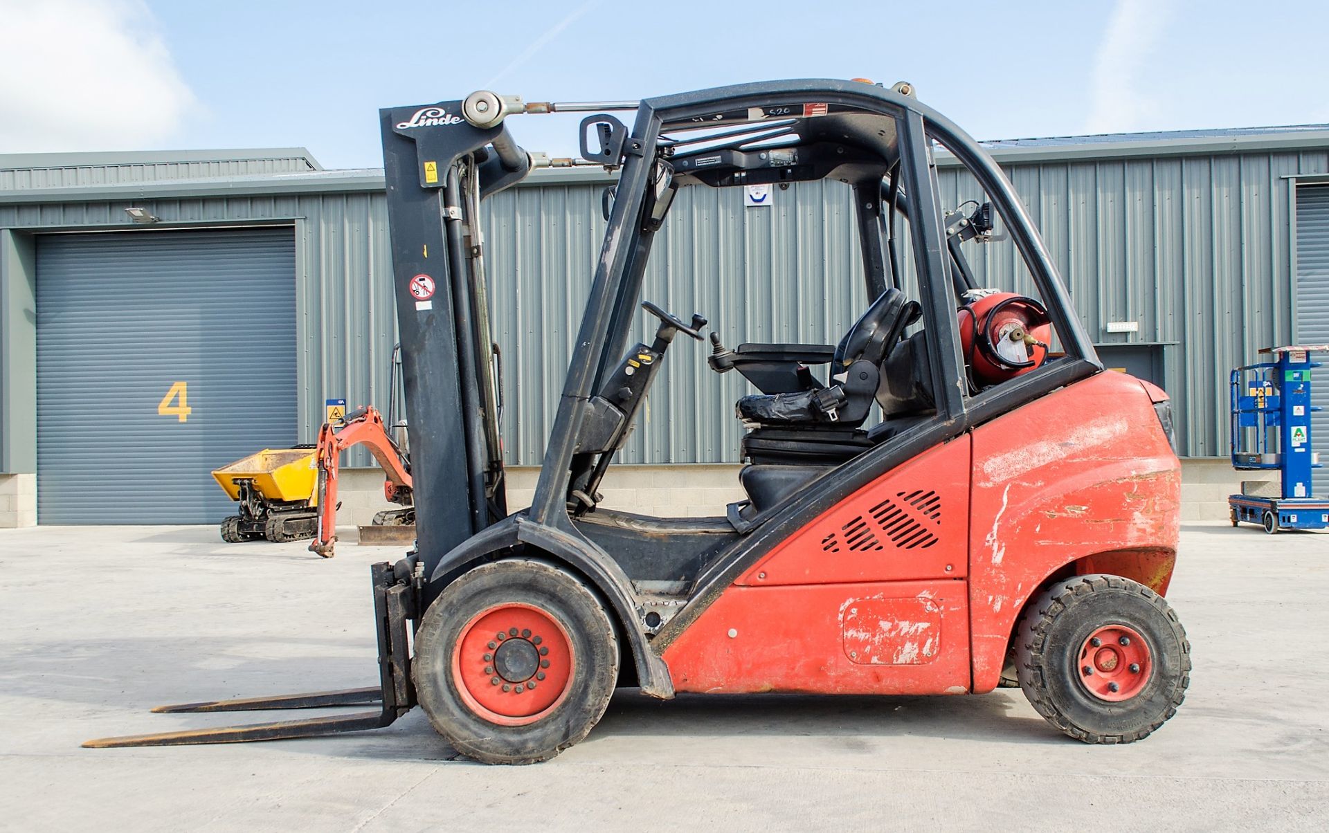 Linde H25T 2.5 tonne gas powered fork lift truck Year: 2008 S/N: H2X393WO6494 Recorded Hours: 4970 - Image 7 of 14