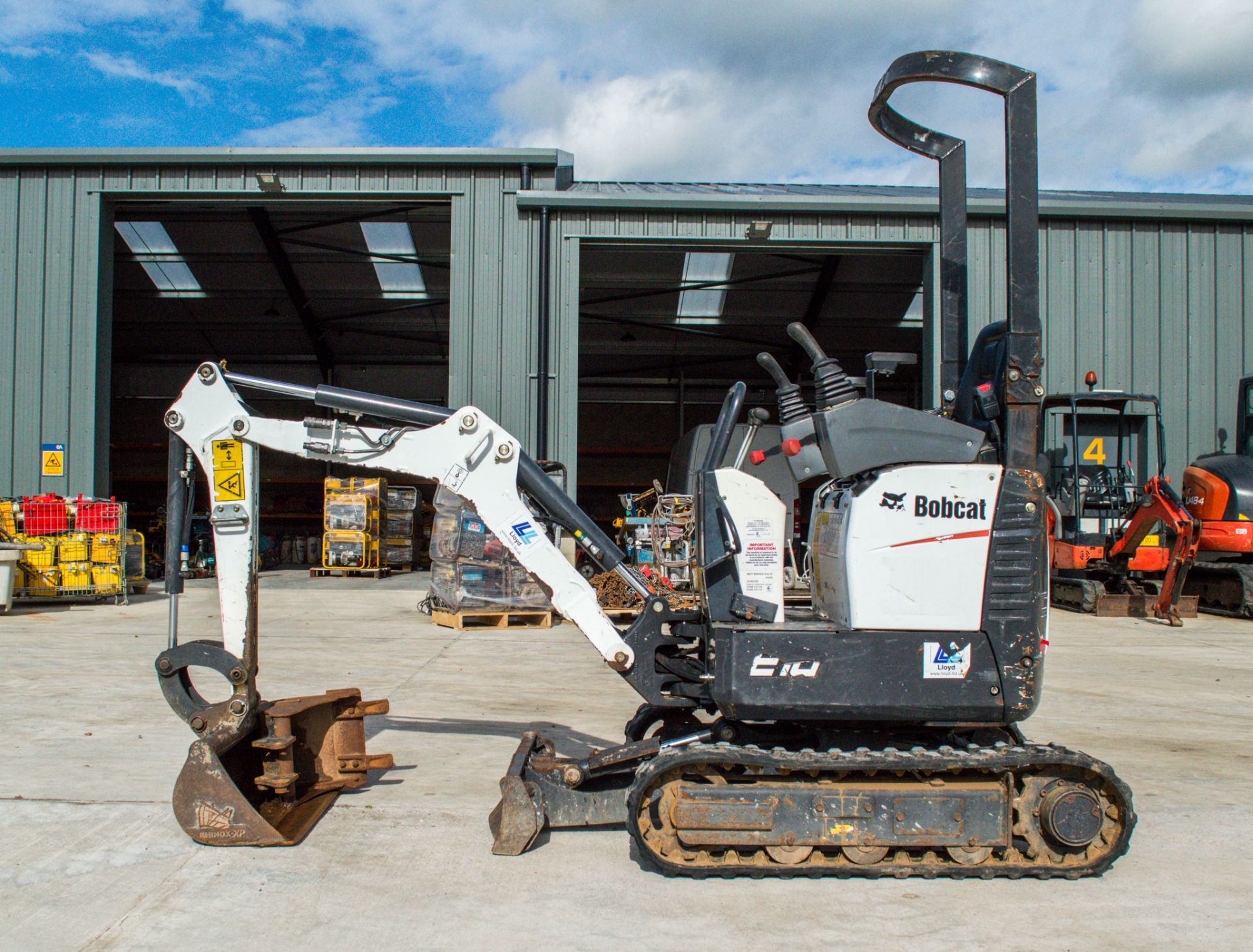 Bobcat E102 1 tonne rubber tracked micro excavator - Image 7 of 18