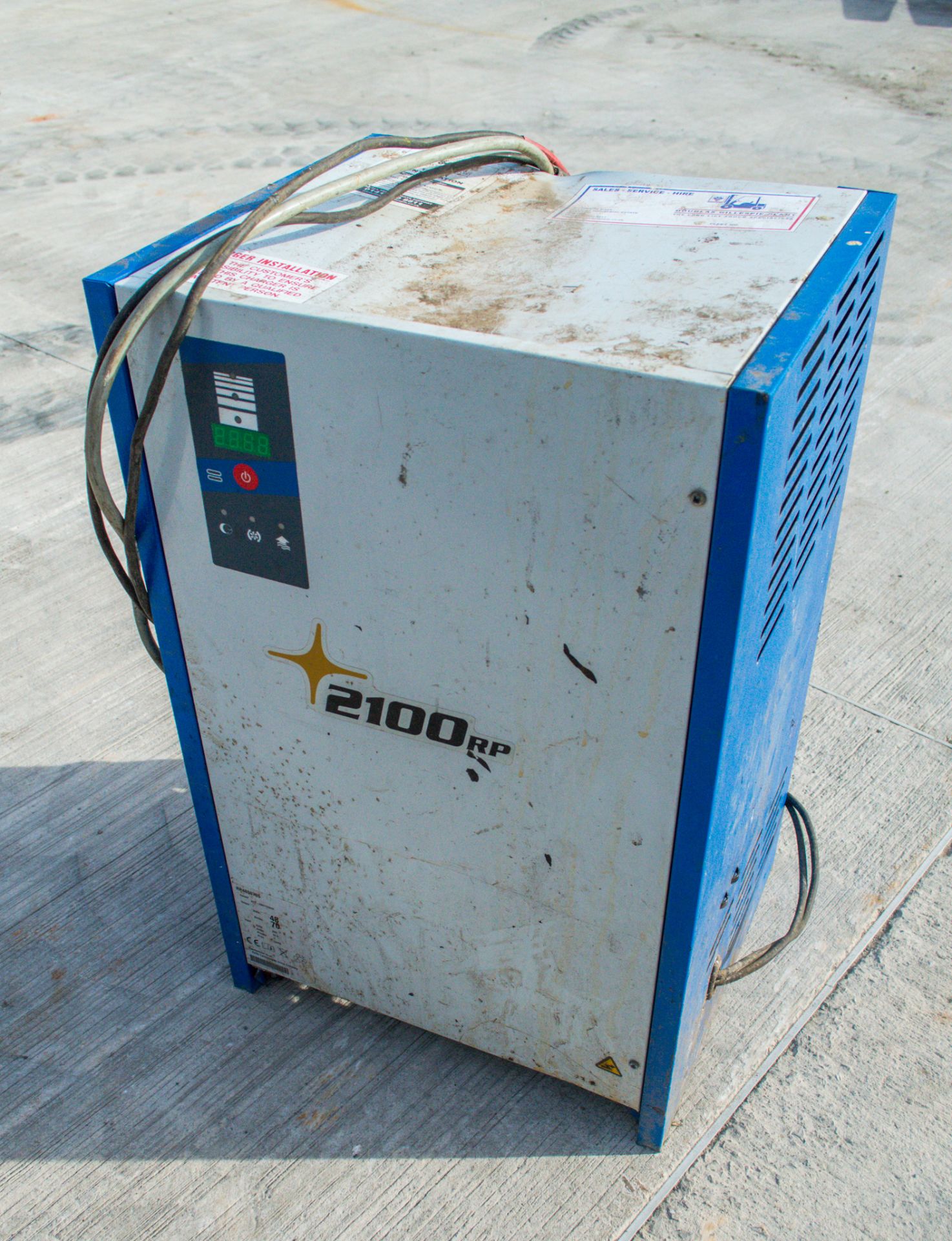 Still FM12 battery electric fork lift Year: 2005 S/N: 000097 Recorded Hours: c/w: charger unit - Image 9 of 9