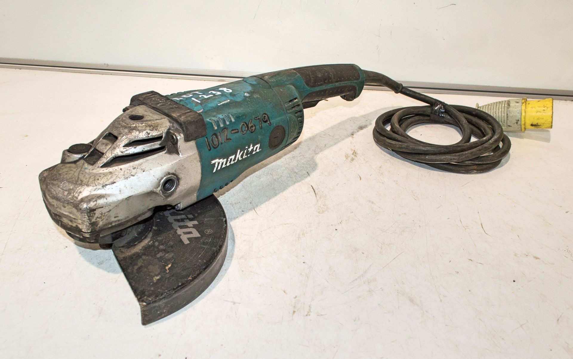 Makita GA9020 110v angle grinder 10120679