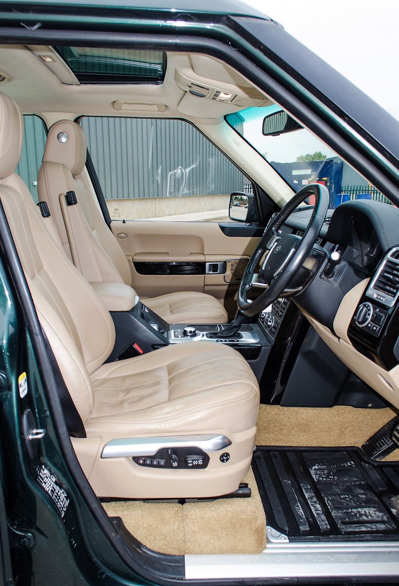 Range Rover Vogue SE TDV8 3.6 diesel 5 door 4wd estate car Registration Number: AJ09 BXU Date of - Image 18 of 33