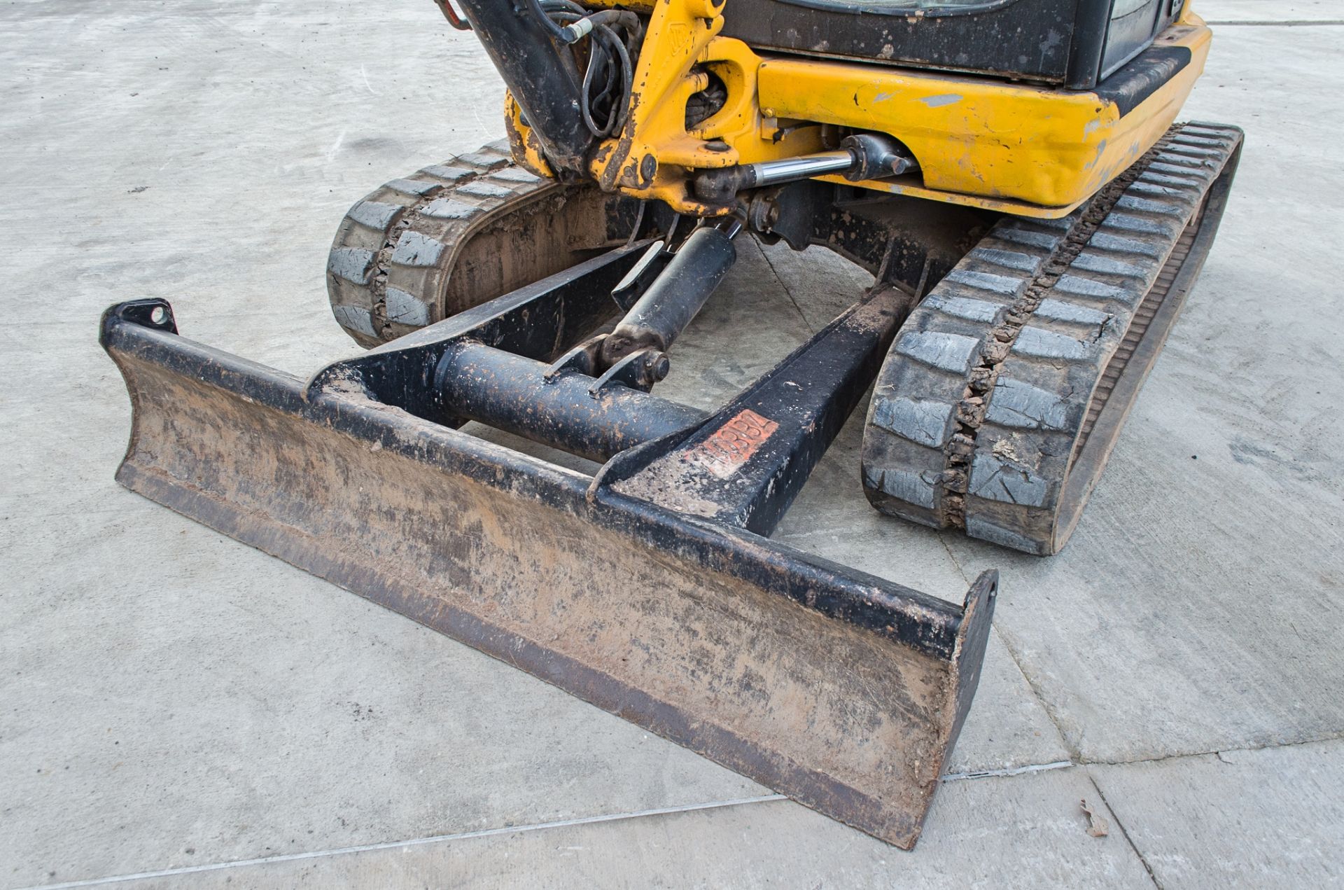 JCB 8055 5.5 tonne rubber tracked mini excavator  Year: 2013  S/N: 2060473 Recorded Hours: 2698 - Image 11 of 21