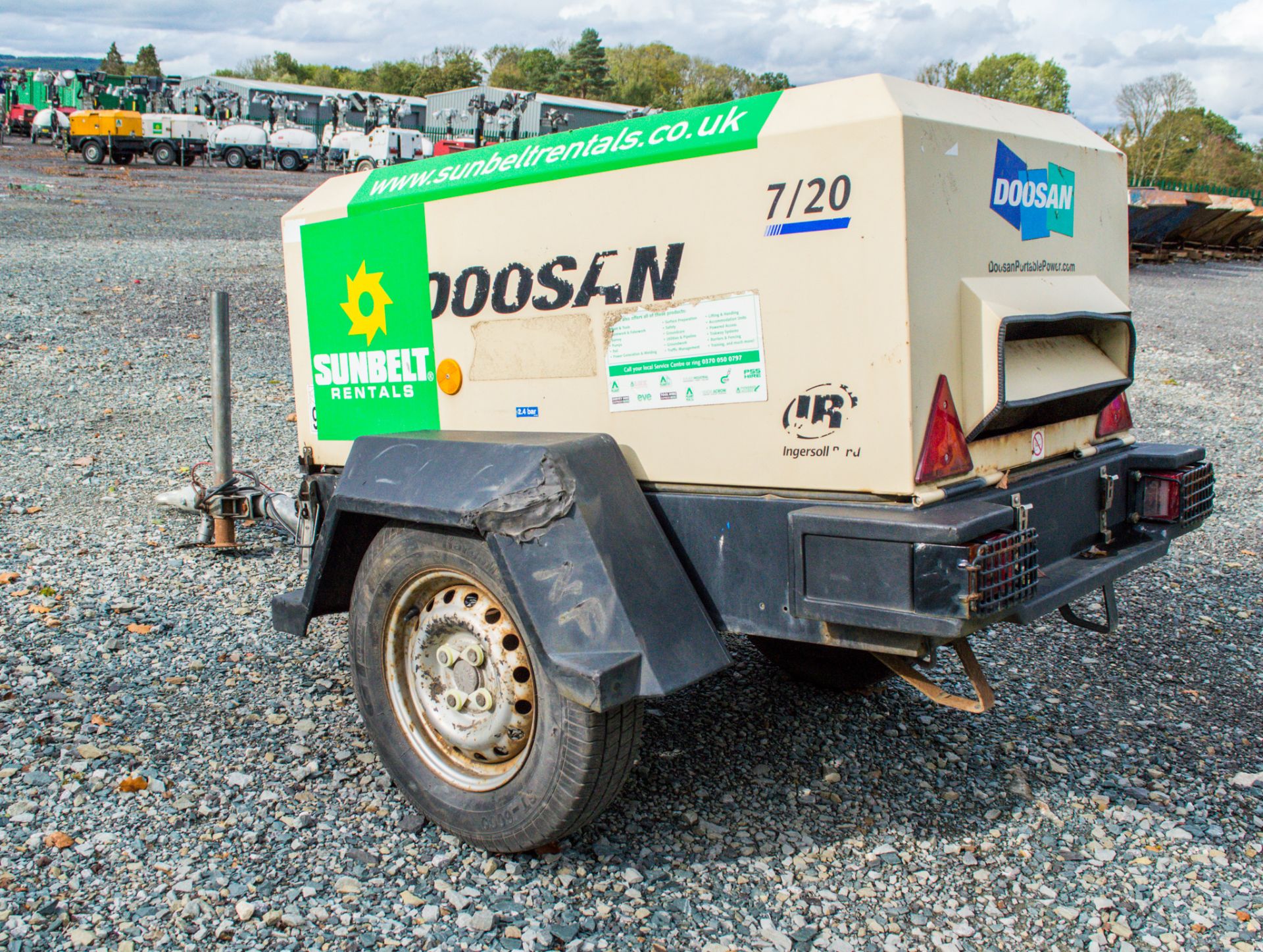 Doosan 7/20 diesel driven fast tow air compressor  Year: 2012 S/N: 123302 Recorded Hours: 597 - Image 2 of 4