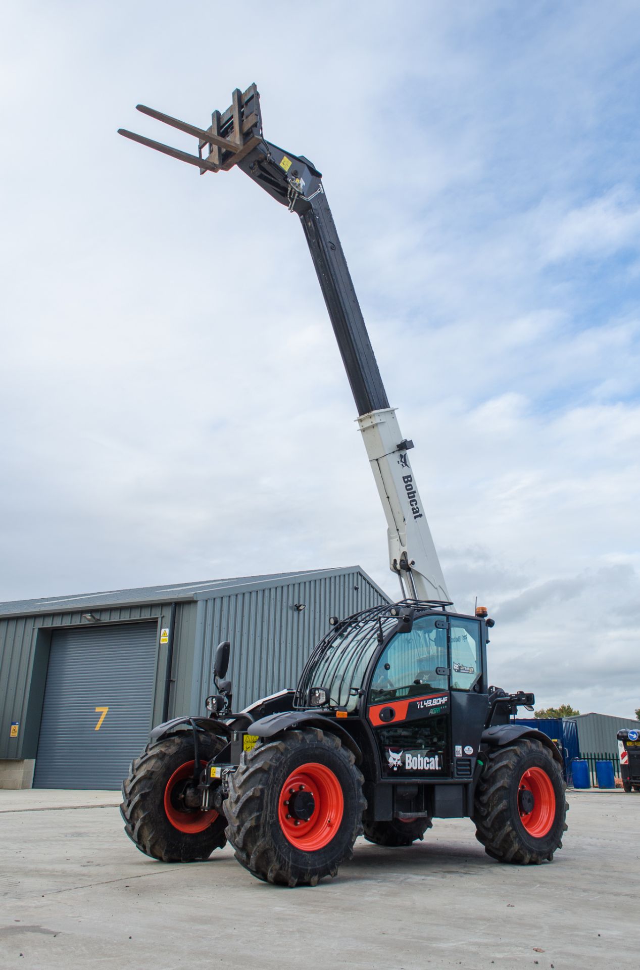 Bobcat TL 43.80 HF Agri 8 metre Agrispec telescopic handler Year: 2020 First registration date: 2021 - Image 9 of 25