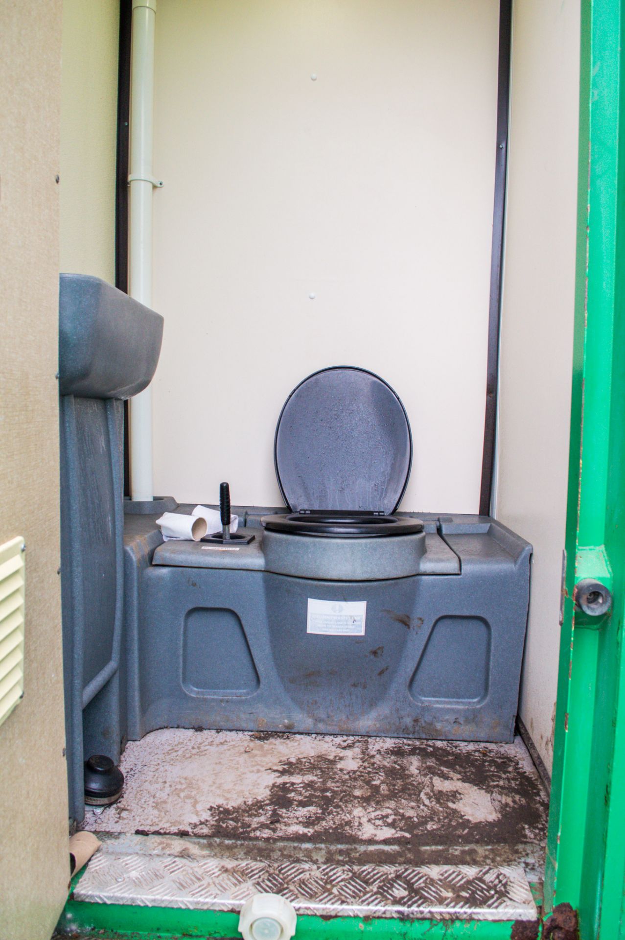 Ground Hog 12' by 8' fast tow self lowering welfare unit    c/w canteen area, toilet room, generator - Image 8 of 12