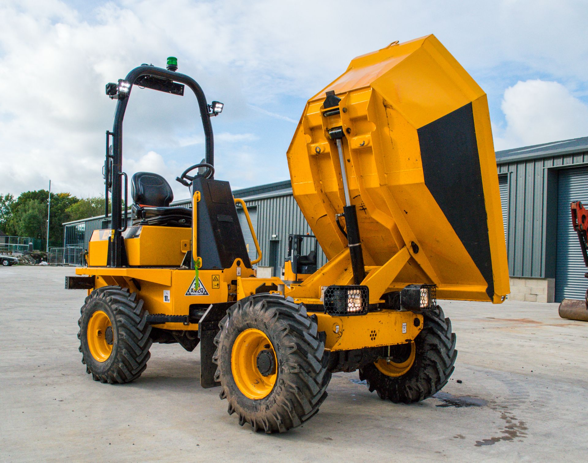 JCB 3T - 1 3 tonne swivel skip dumper  Year: 2019 S/N: 2780820 Recorded Hours: 564 c/w road light - Image 10 of 19