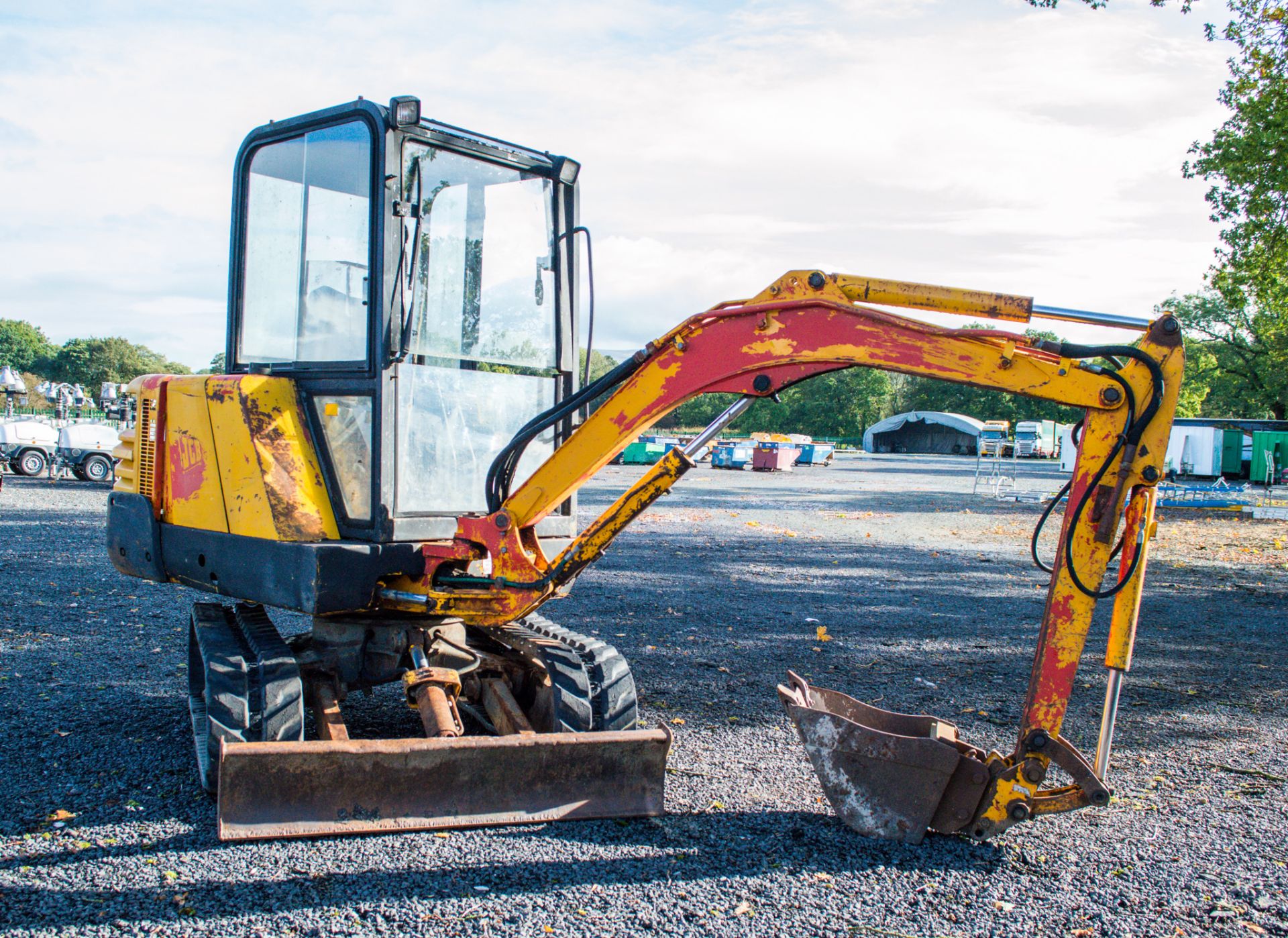 JCB 802 2.4 tonne rubber tracked mini excavator S/N: 0732149 blade, piped, manual quick hitch & 2 - Image 2 of 17