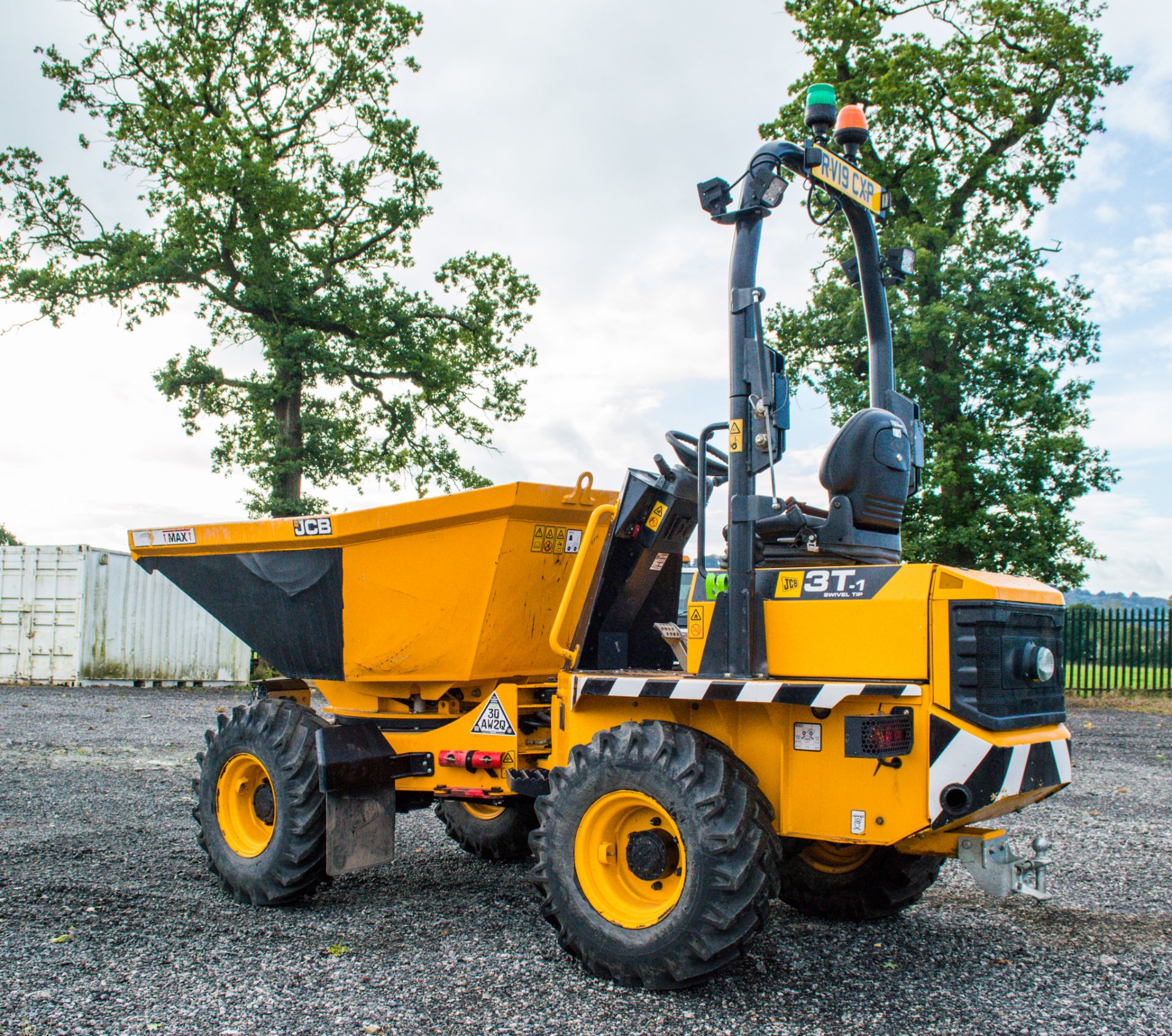 JCB 3T - 1 3 tonne swivel skip dumper  Year: 2019 S/N: 2780830 Recorded Hours: 668 c/w road light - Image 4 of 16