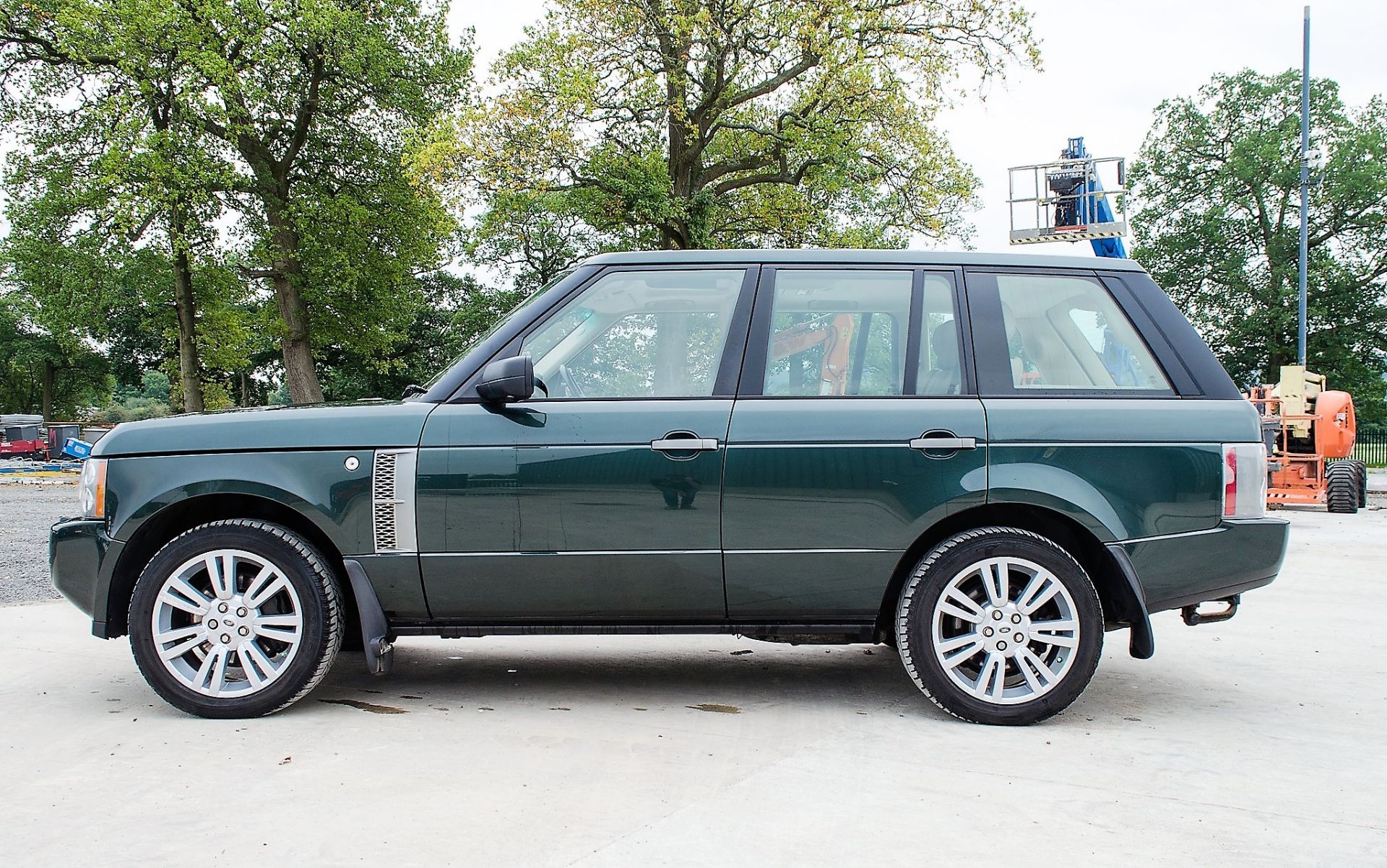 Range Rover Vogue SE TDV8 3.6 diesel 5 door 4wd estate car Registration Number: AJ09 BXU Date of - Image 8 of 33