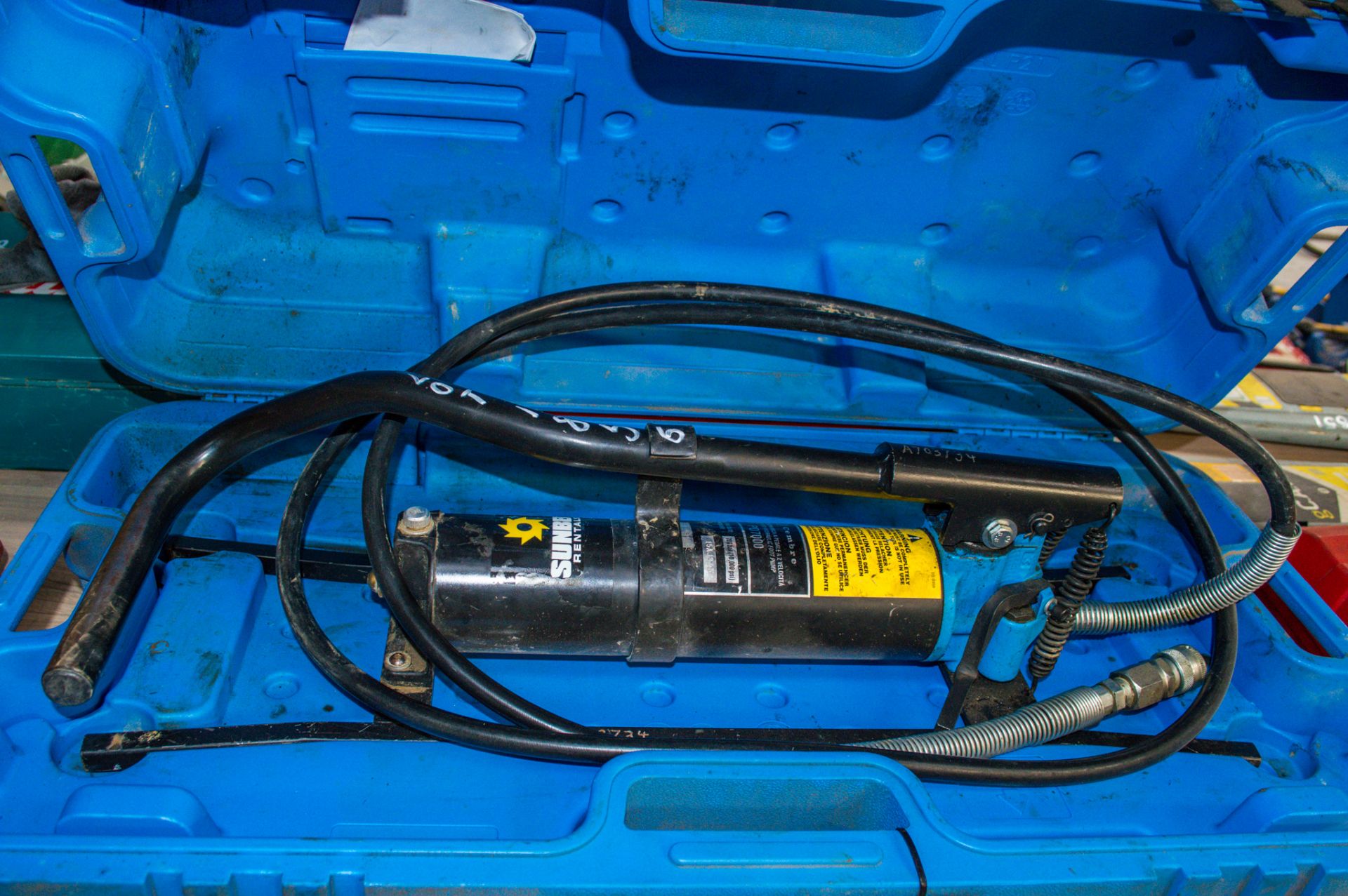 Cembre PO7000 hydraulic power pack  c/w carry case  A703734 - Image 2 of 2