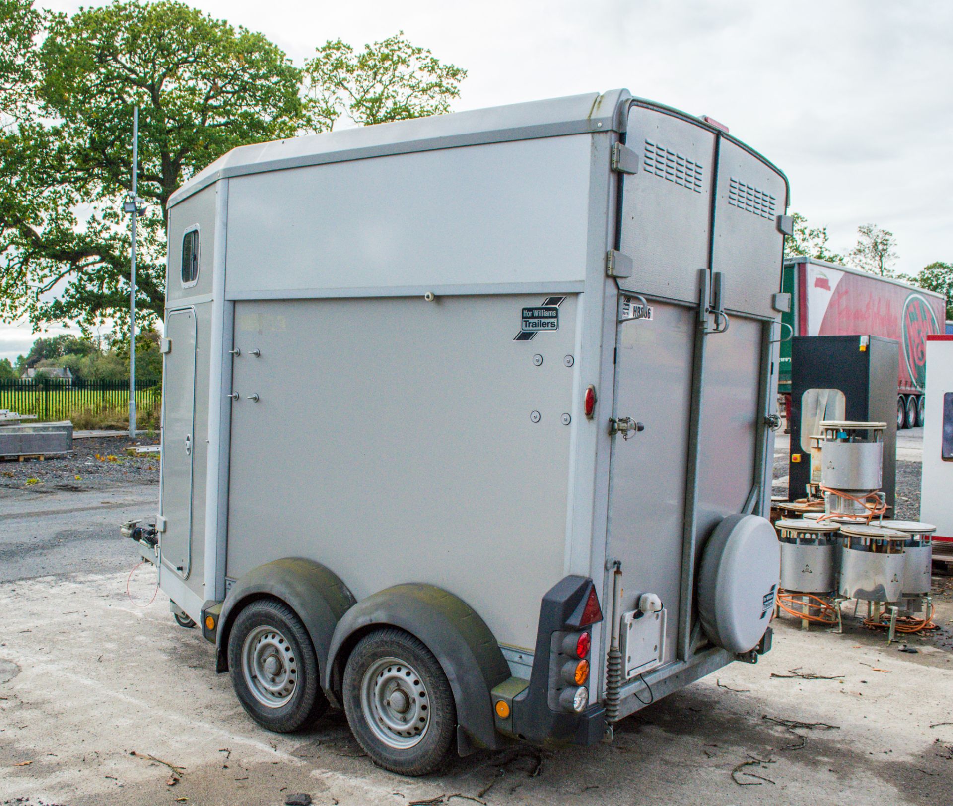 Ifor Williams HB506 tandem axle horse box trailer - Image 4 of 9