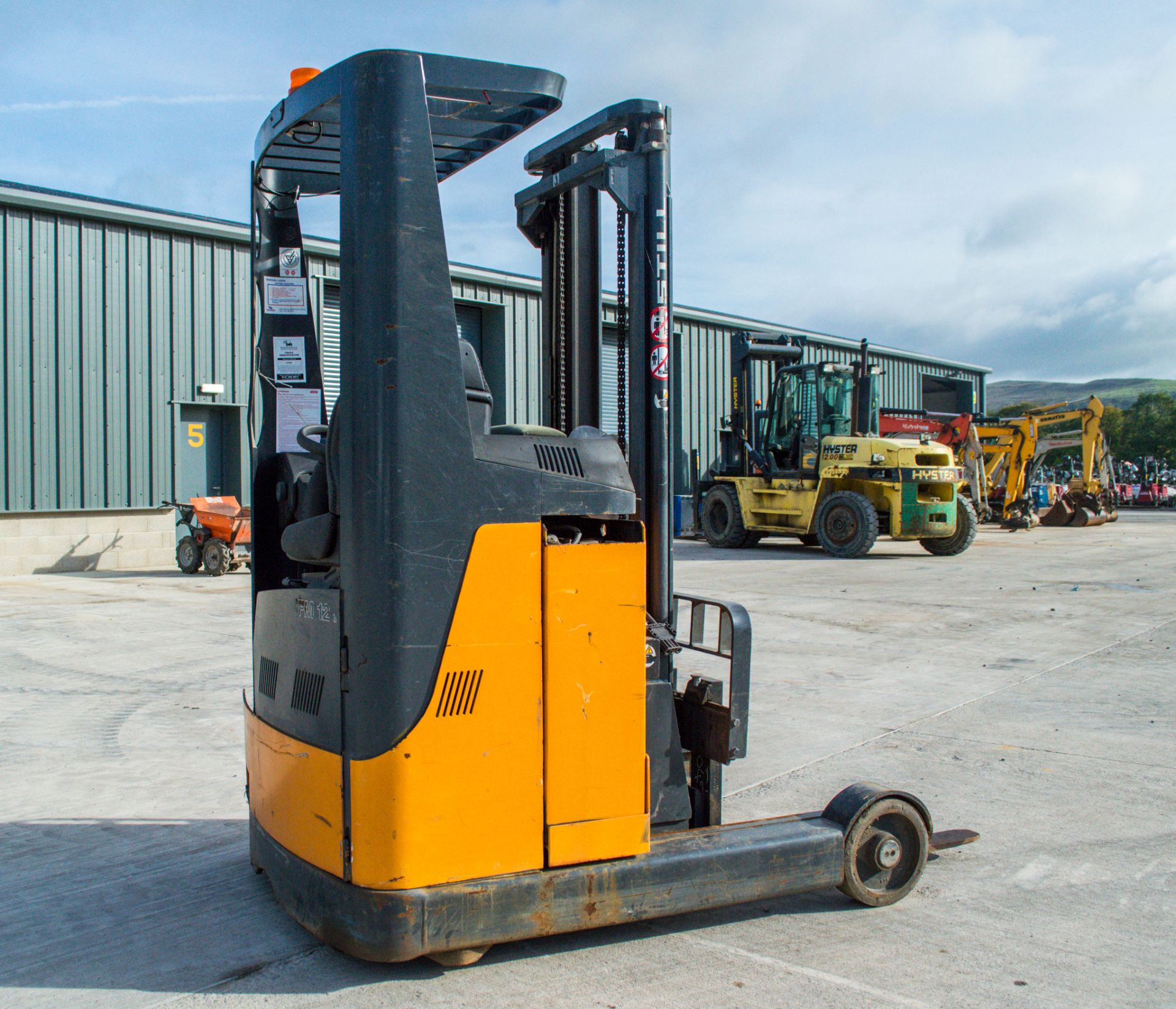 Still FM12 battery electric fork lift Year: 2005 S/N: 000097 Recorded Hours: c/w: charger unit - Image 4 of 9