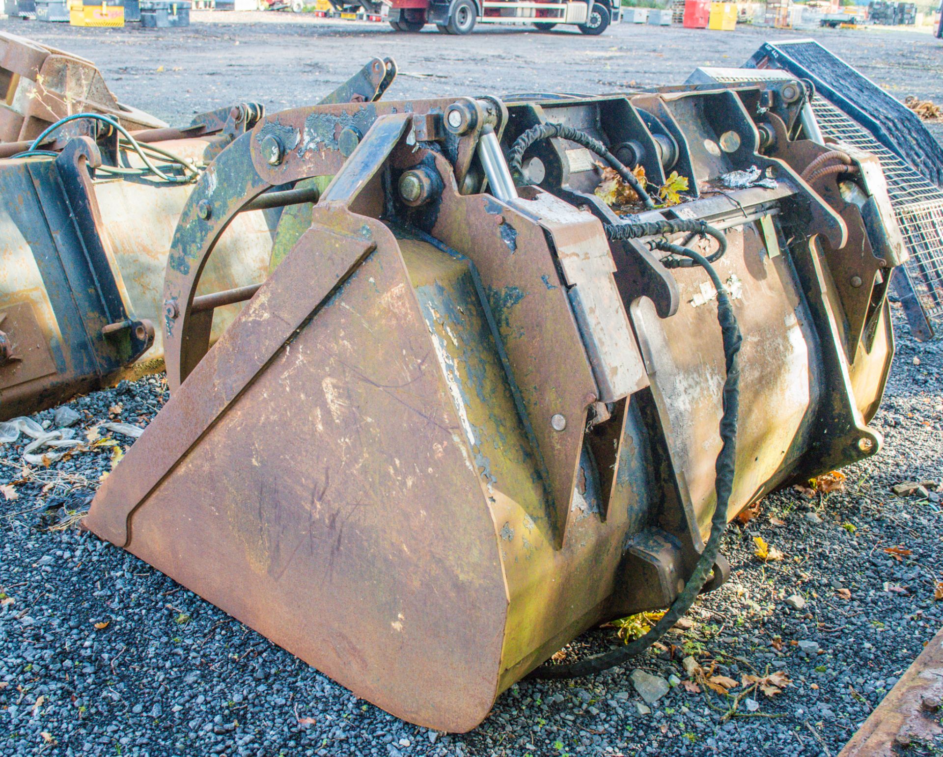 Mason telehandler hydraulic grab bucket approximately 9 ft wide - Image 2 of 2