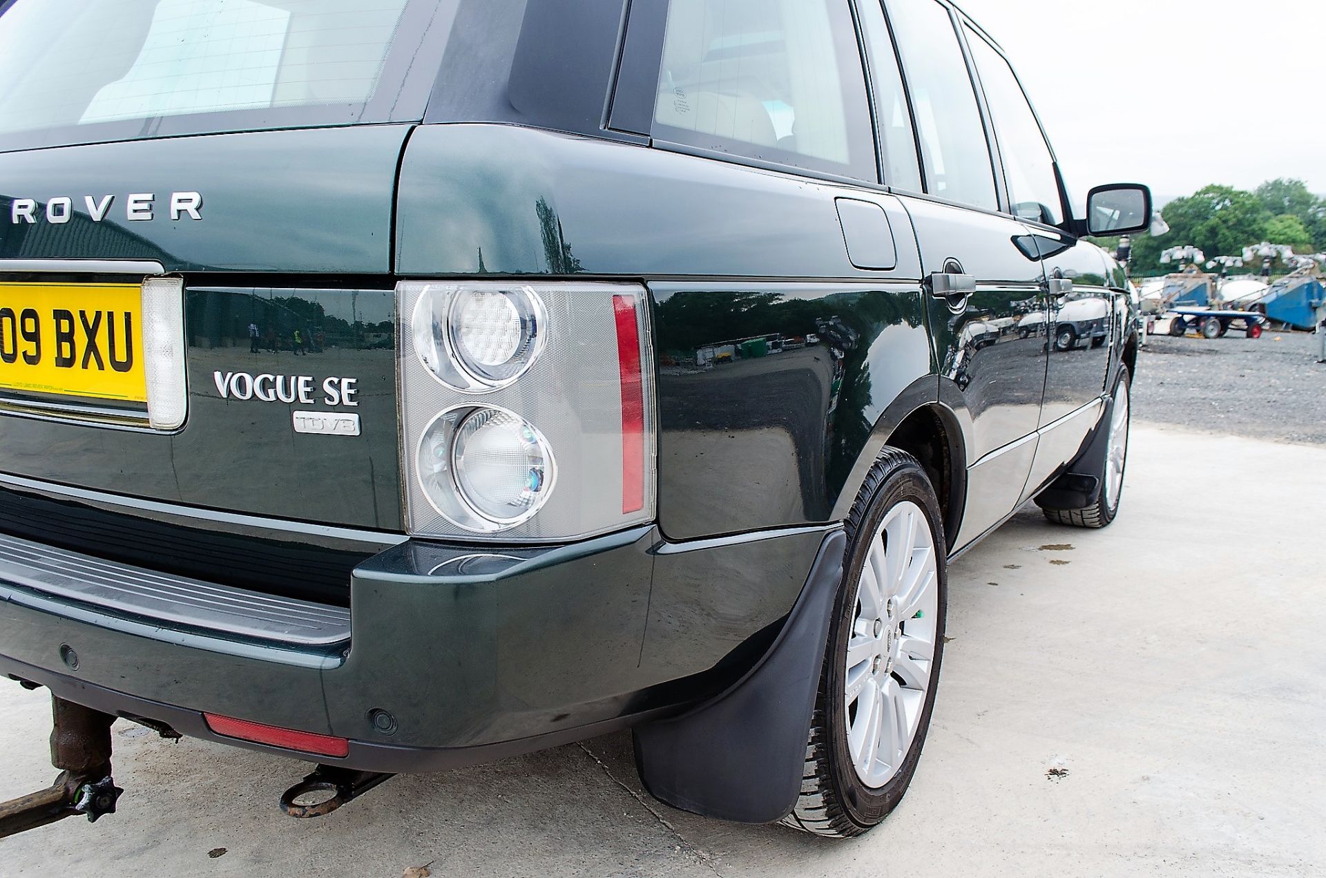 Range Rover Vogue SE TDV8 3.6 diesel 5 door 4wd estate car Registration Number: AJ09 BXU Date of - Image 11 of 33