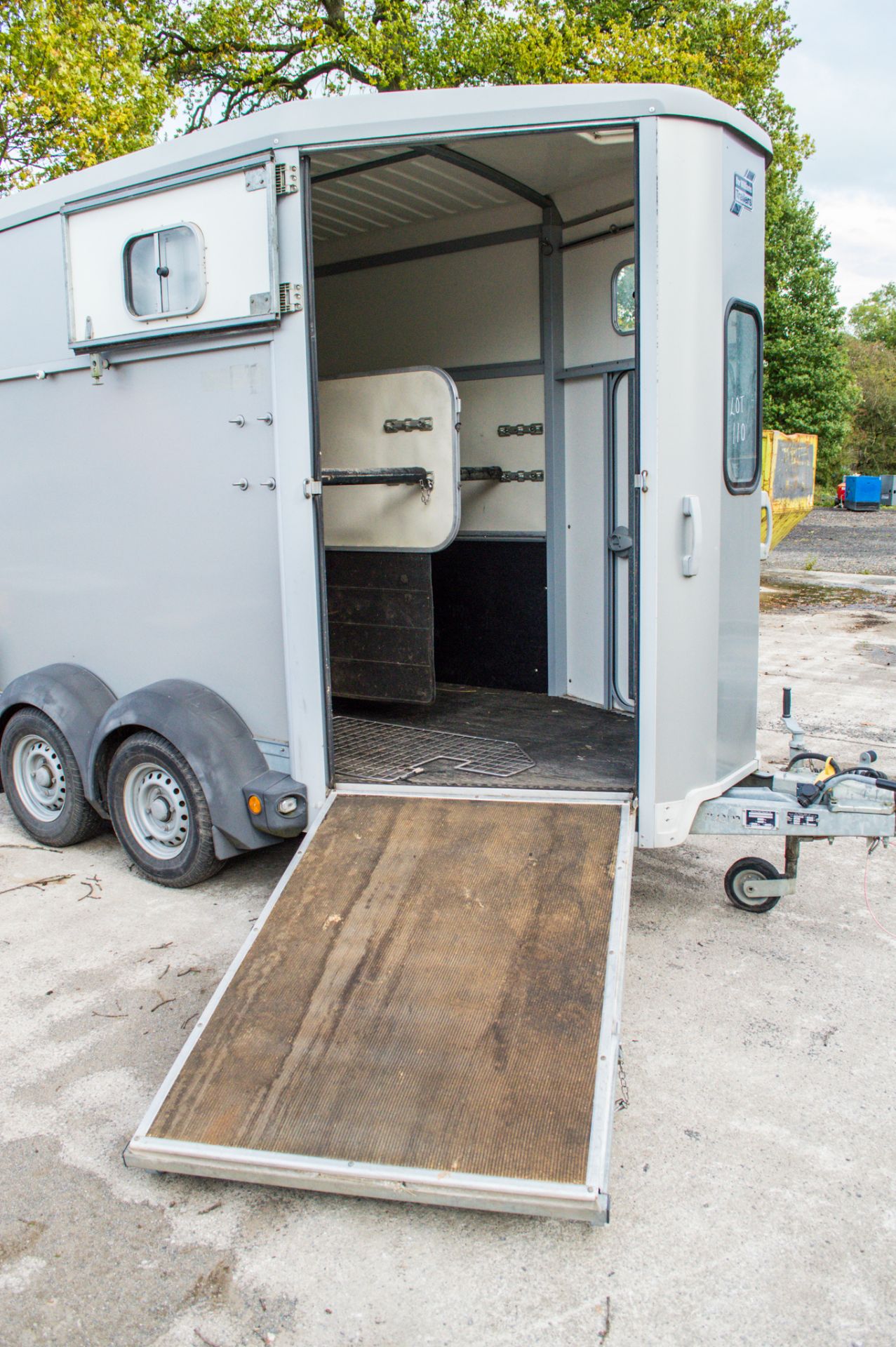 Ifor Williams HB506 tandem axle horse box trailer - Image 7 of 9