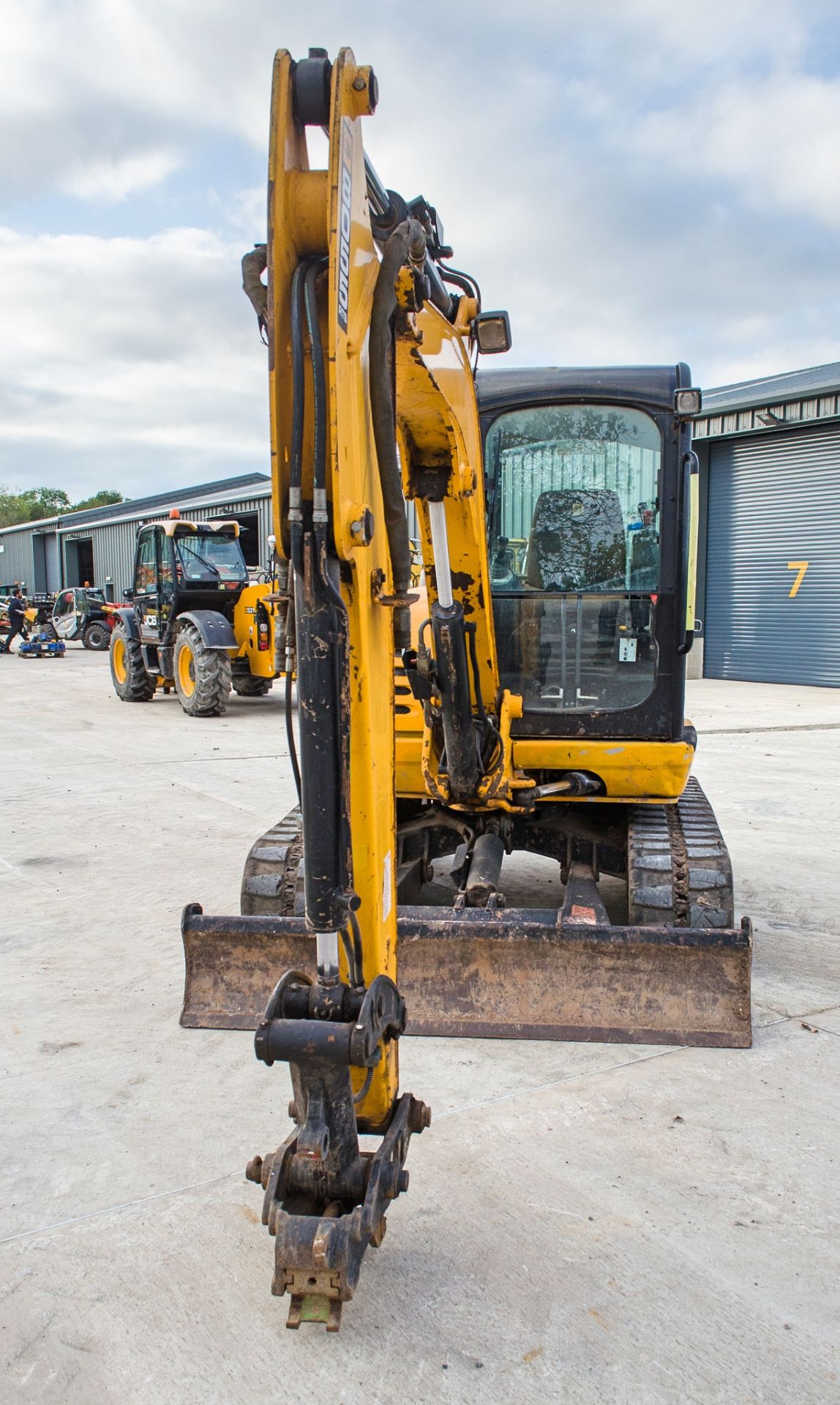 JCB 8055 5.5 tonne rubber tracked mini excavator  Year: 2013  S/N: 2060473 Recorded Hours: 2698 - Image 5 of 21