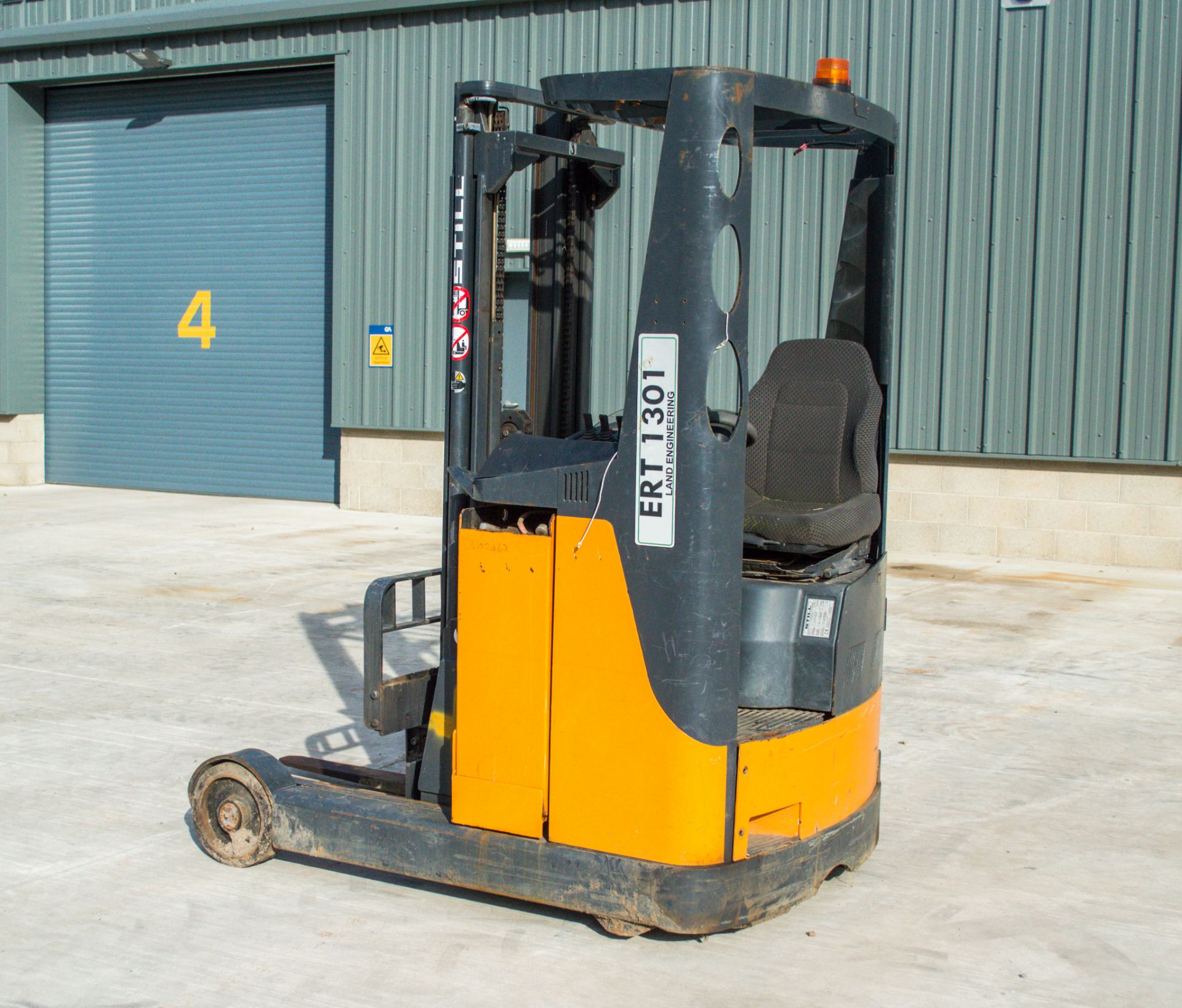 Still FM12 battery electric fork lift Year: 2005 S/N: 000097 Recorded Hours: c/w: charger unit - Image 2 of 9