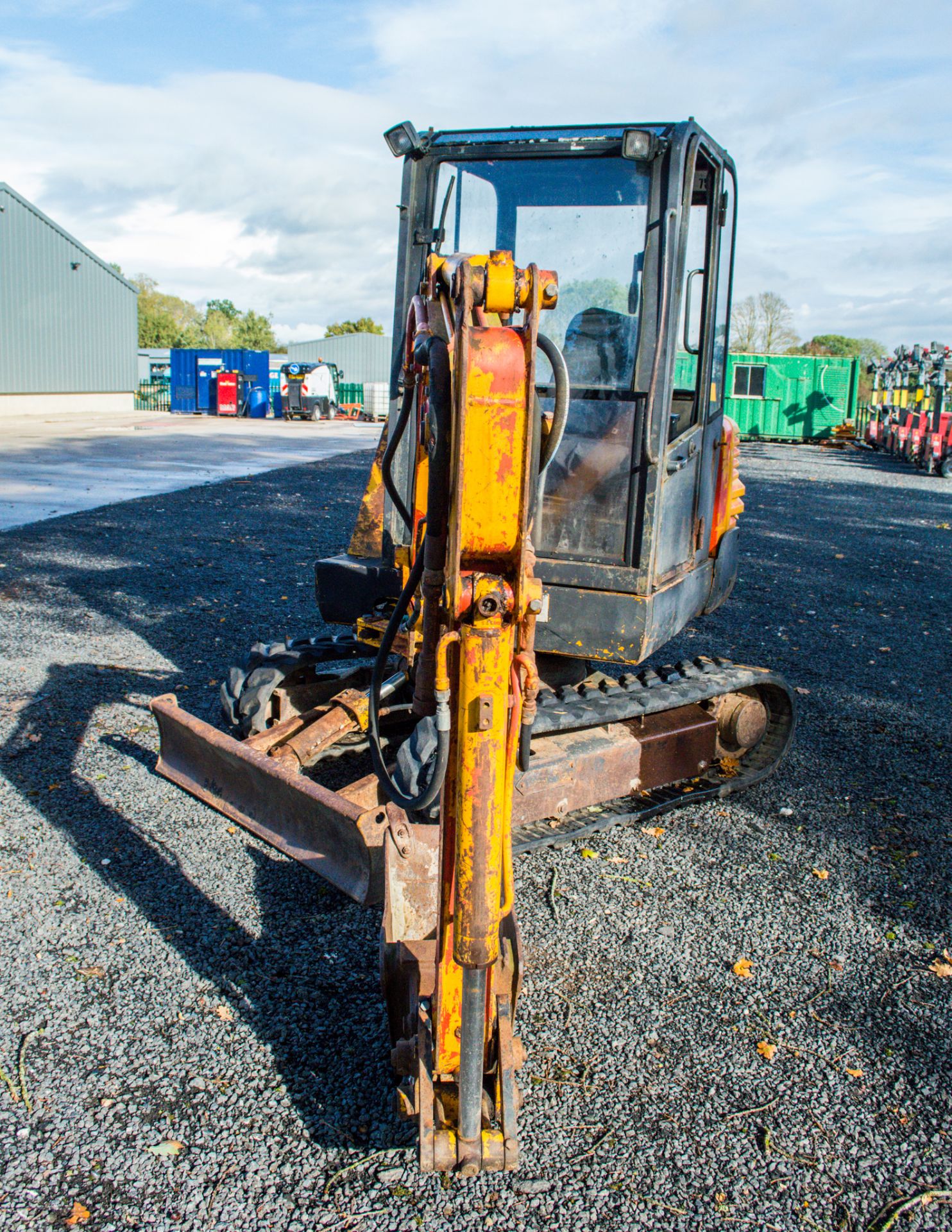 JCB 802 2.4 tonne rubber tracked mini excavator S/N: 0732149 blade, piped, manual quick hitch & 2 - Image 5 of 17