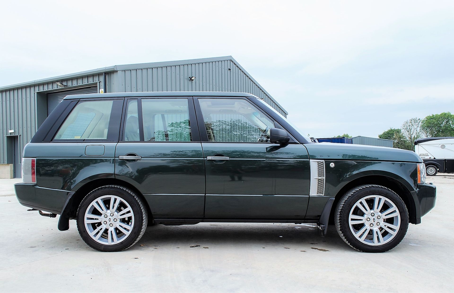 Range Rover Vogue SE TDV8 3.6 diesel 5 door 4wd estate car Registration Number: AJ09 BXU Date of - Image 7 of 33