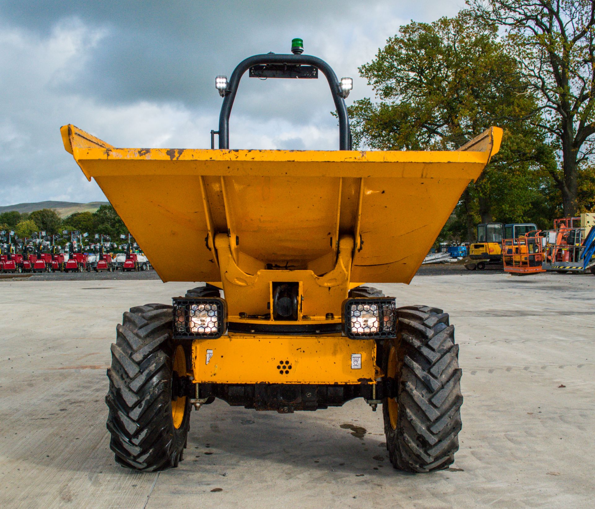 JCB 3T - 1 3 tonne swivel skip dumper  Year: 2019 S/N: 2780820 Recorded Hours: 564 c/w road light - Image 5 of 19