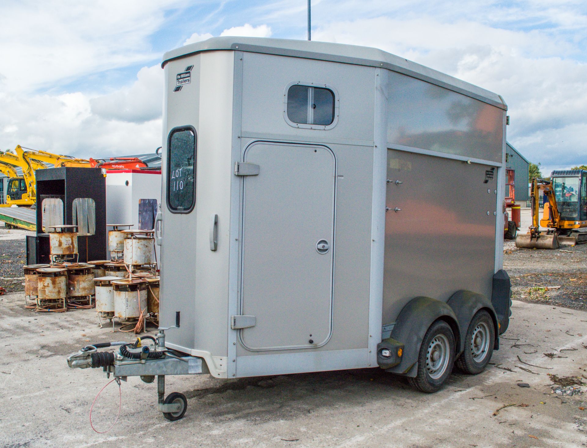 Ifor Williams HB506 tandem axle horse box trailer