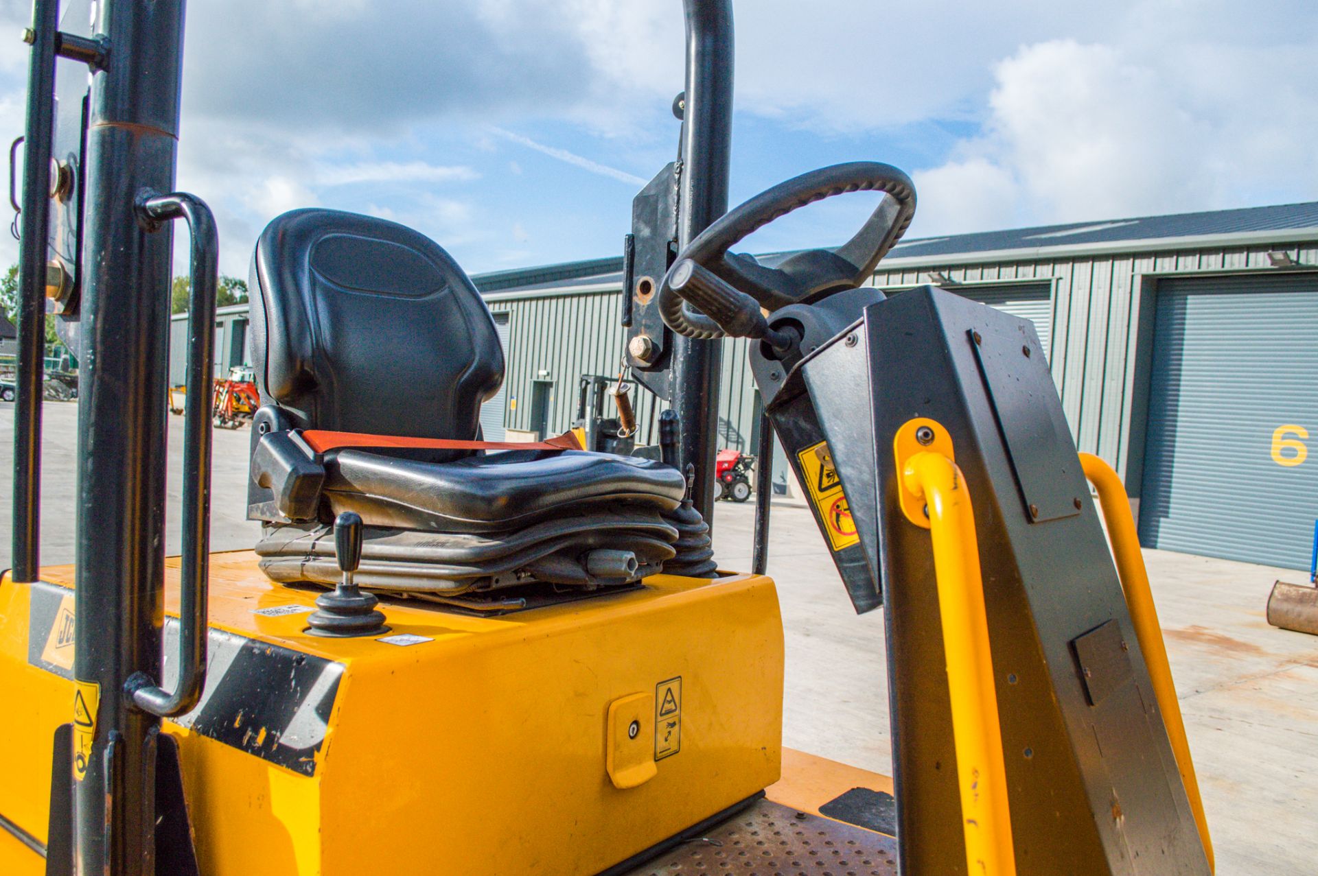 JCB 3T - 1 3 tonne swivel skip dumper  Year: 2019 S/N: 2780820 Recorded Hours: 564 c/w road light - Image 18 of 19