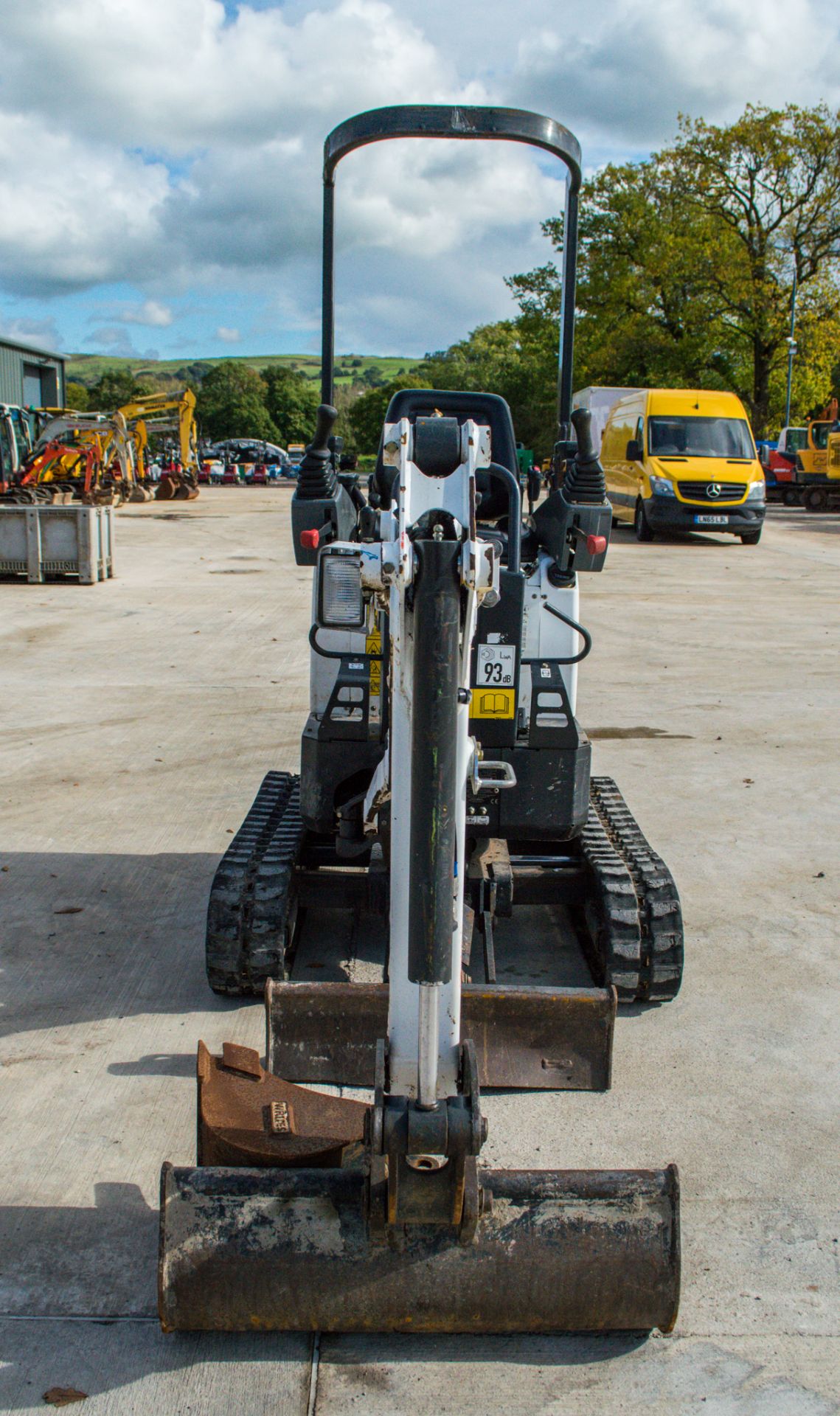 Bobcat E102 1 tonne rubber tracked micro excavator - Image 5 of 18