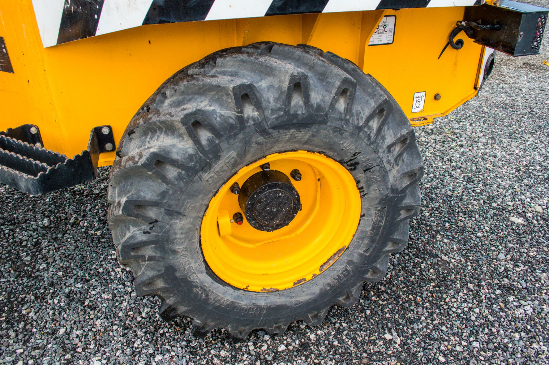 JCB 3T - 1 3 tonne swivel skip dumper  Year: 2019 S/N: 2780830 Recorded Hours: 668 c/w road light - Image 10 of 16