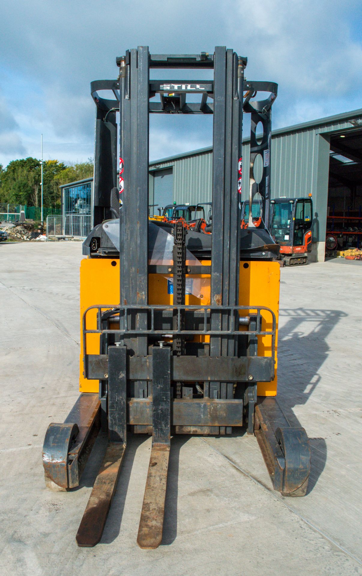 Still FM12 battery electric fork lift Year: 2005 S/N: 000097 Recorded Hours: c/w: charger unit - Image 5 of 9