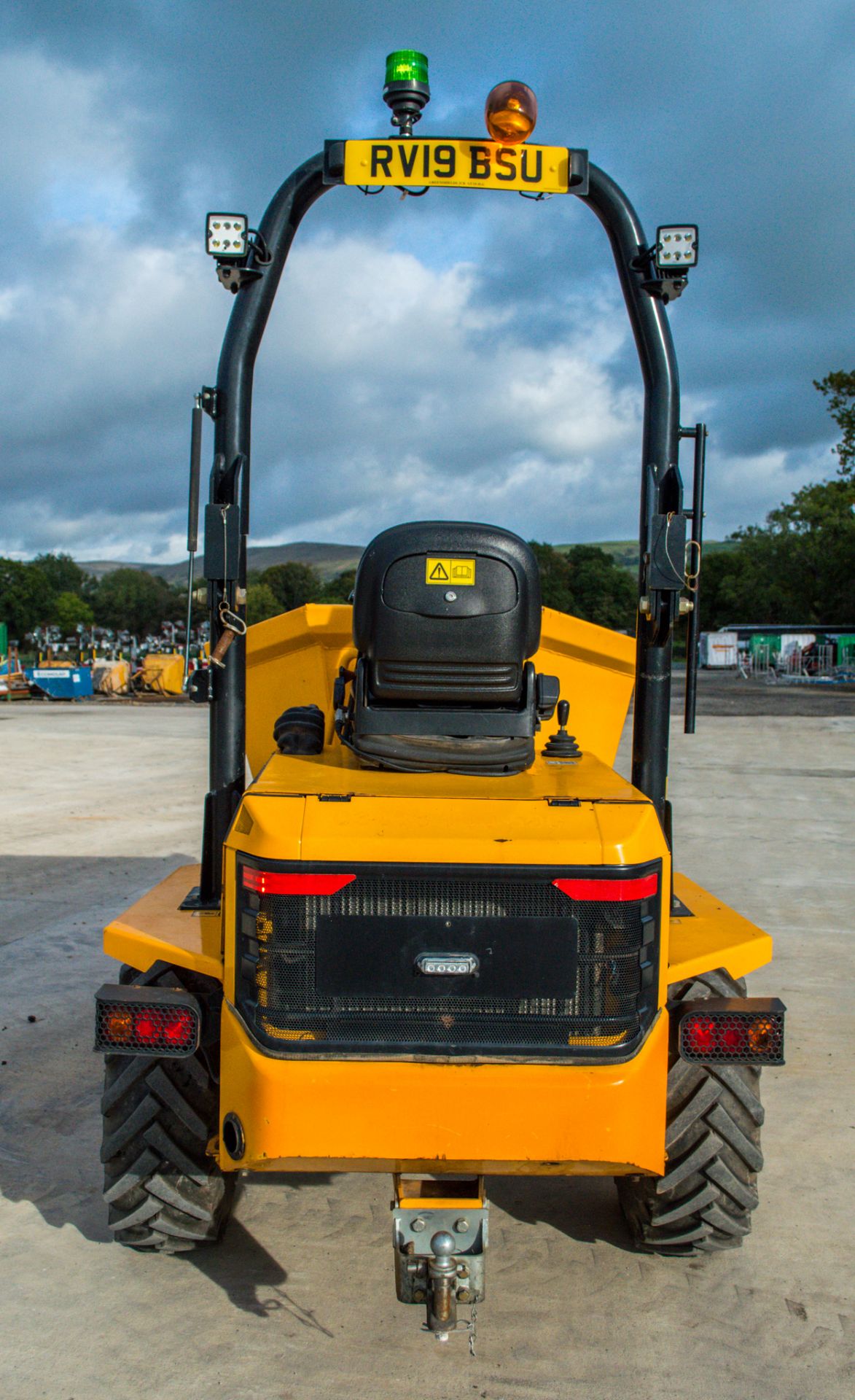 JCB 3T - 1 3 tonne swivel skip dumper  Year: 2019 S/N: 2780820 Recorded Hours: 564 c/w road light - Image 6 of 19