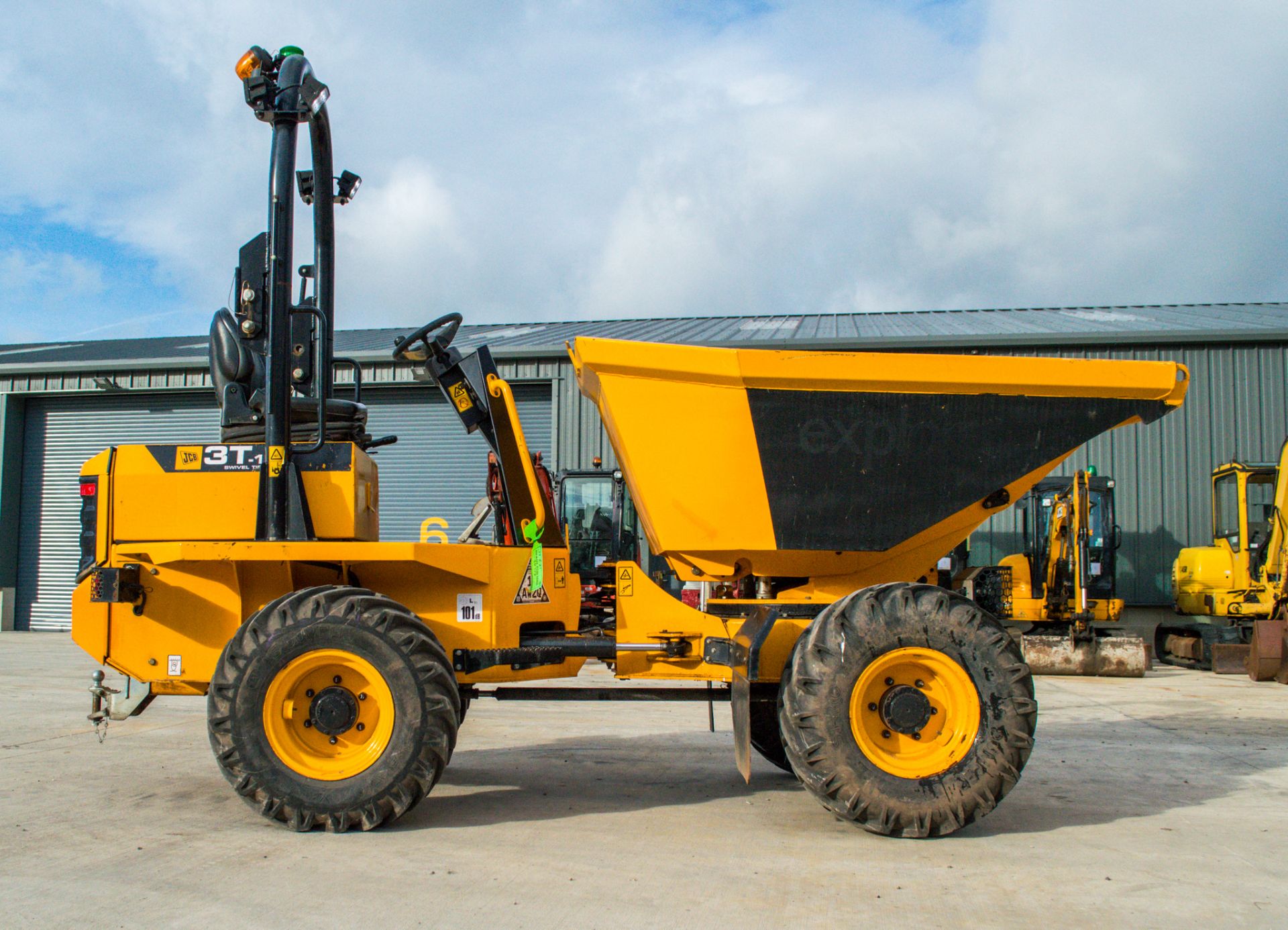 JCB 3T - 1 3 tonne swivel skip dumper  Year: 2019 S/N: 2780820 Recorded Hours: 564 c/w road light - Image 8 of 19