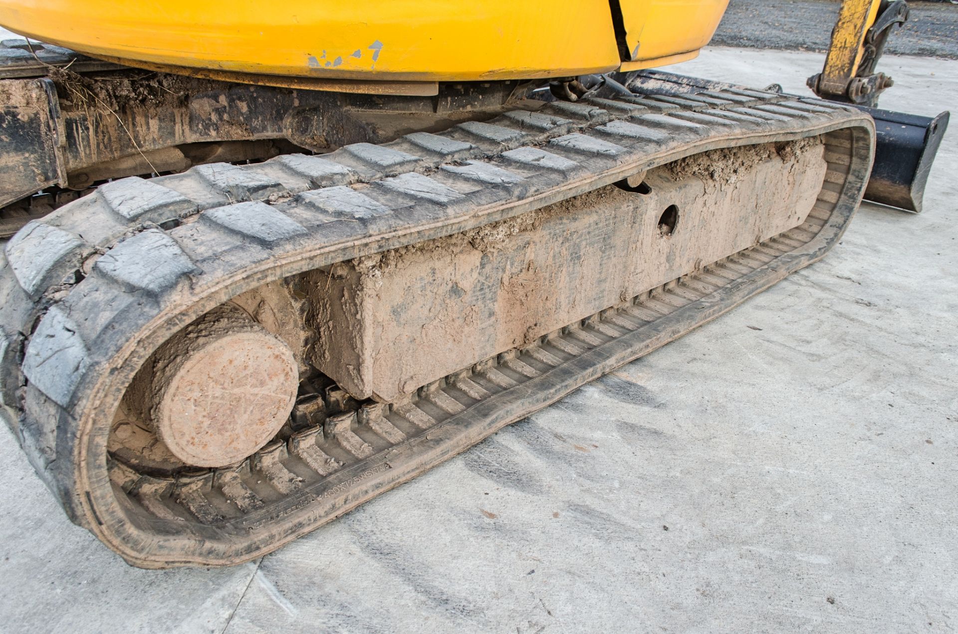 JCB 8055 5.5 tonne rubber tracked mini excavator  Year: 2013  S/N: 2060473 Recorded Hours: 2698 - Image 9 of 21