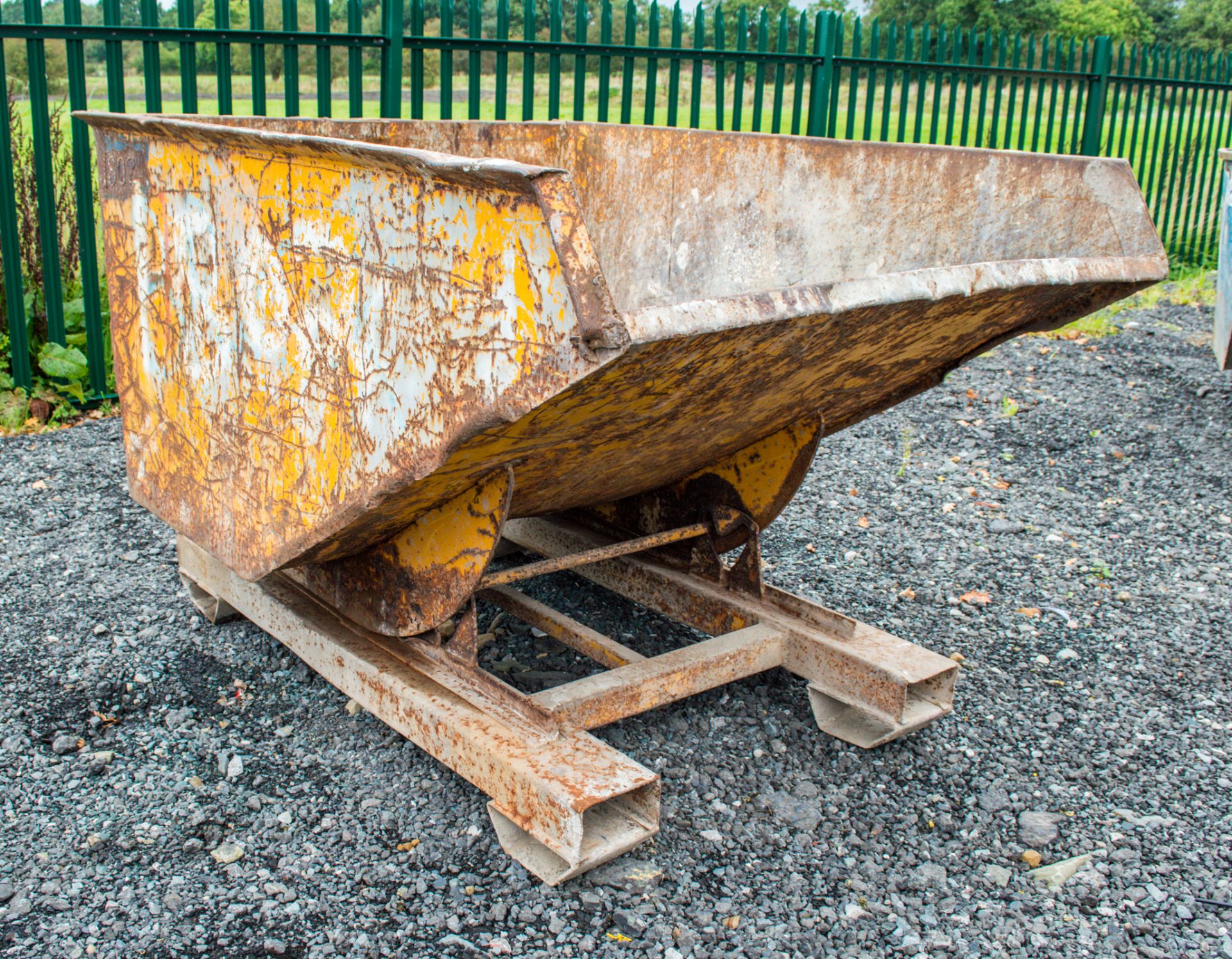 Fork lift tipping skip 1577