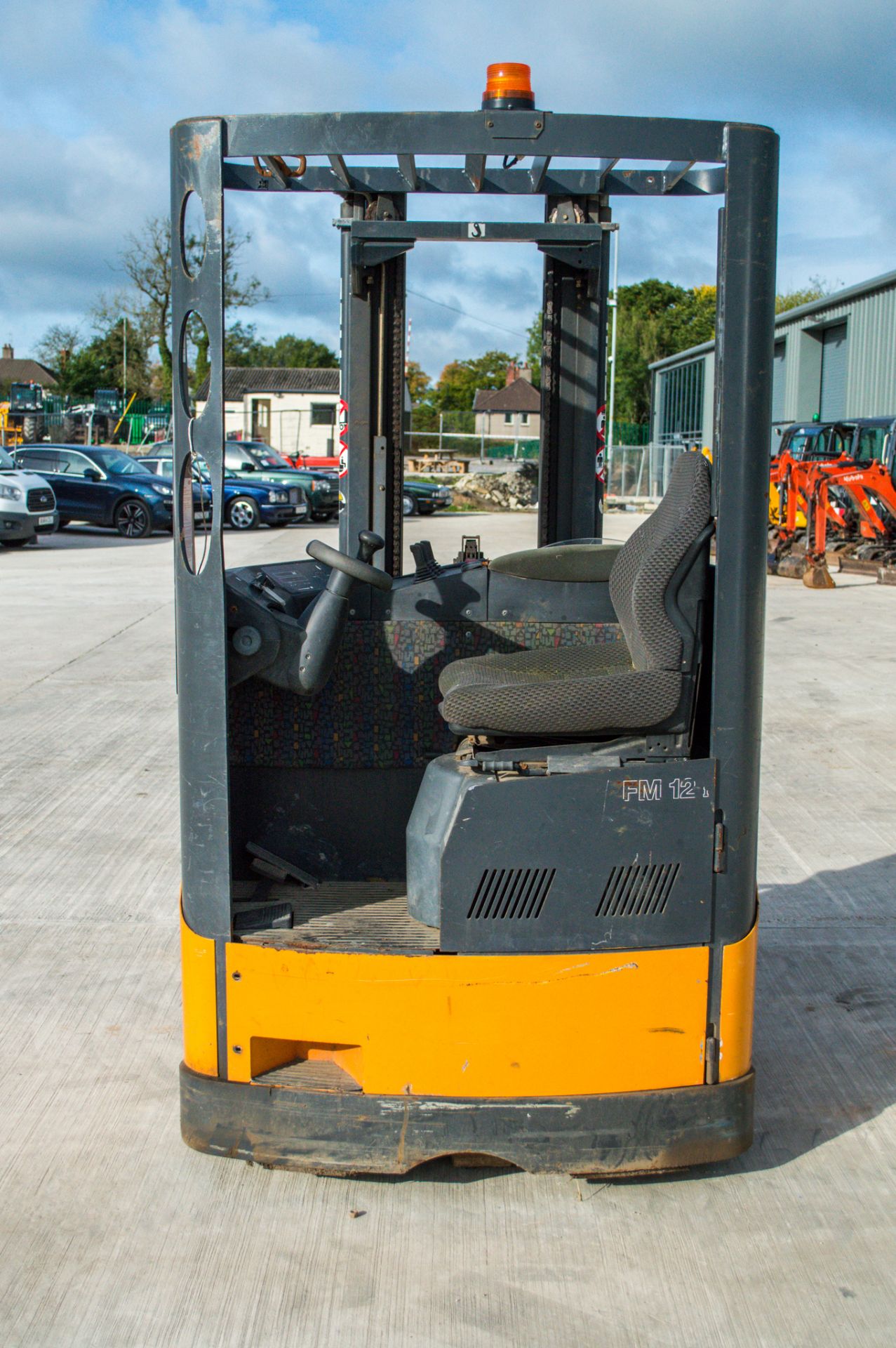 Still FM12 battery electric fork lift Year: 2005 S/N: 000097 Recorded Hours: c/w: charger unit - Image 6 of 9