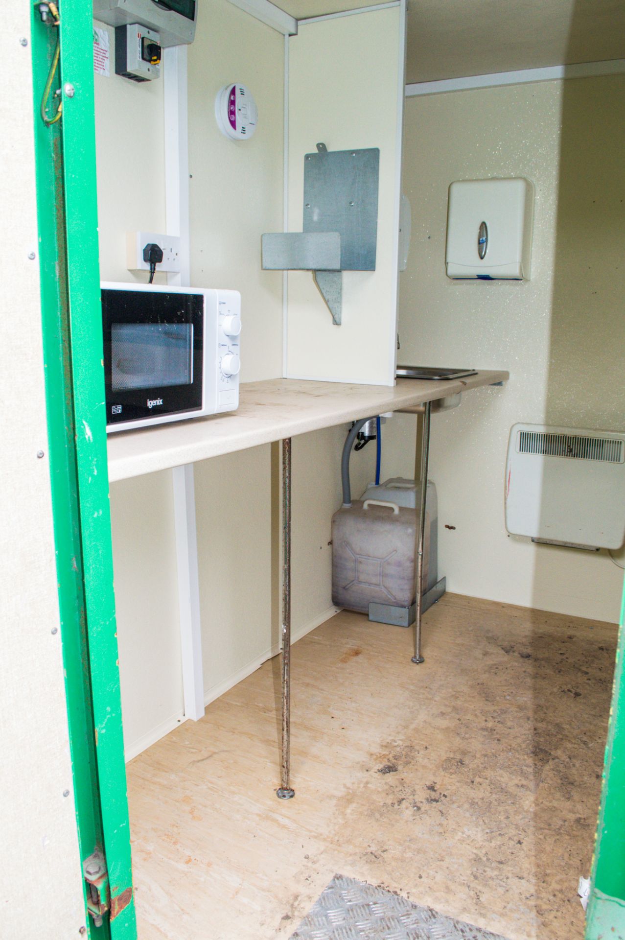 Ground Hog 12' by 8' fast tow self lowering welfare unit    c/w canteen area, toilet room, generator - Image 9 of 12